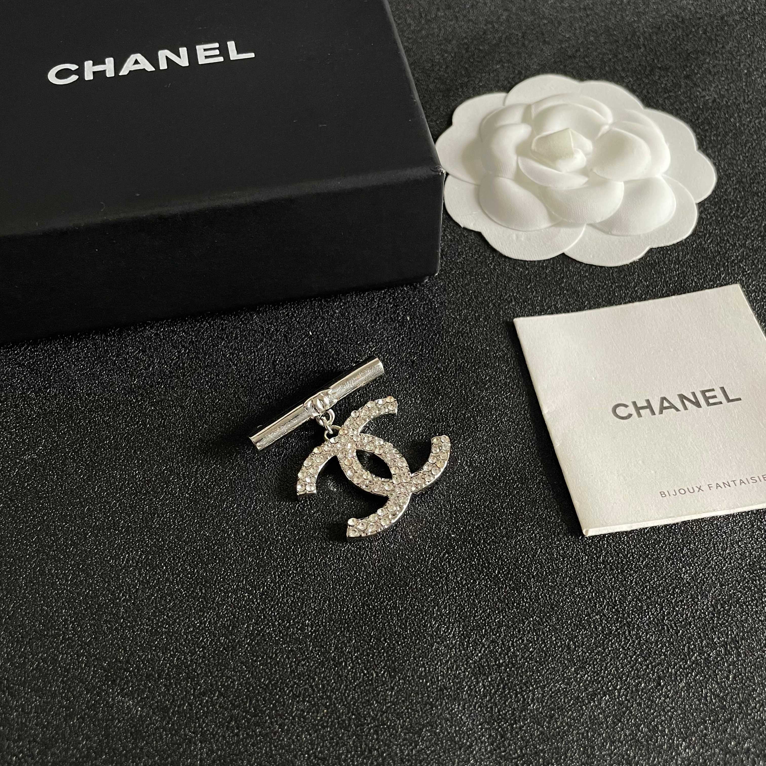 CHANEL🇫🇷小香 专柜新款同步上新香奈儿胸针，是最懂女人的饰物。那些倾注了全部心血去做自己的女人，往