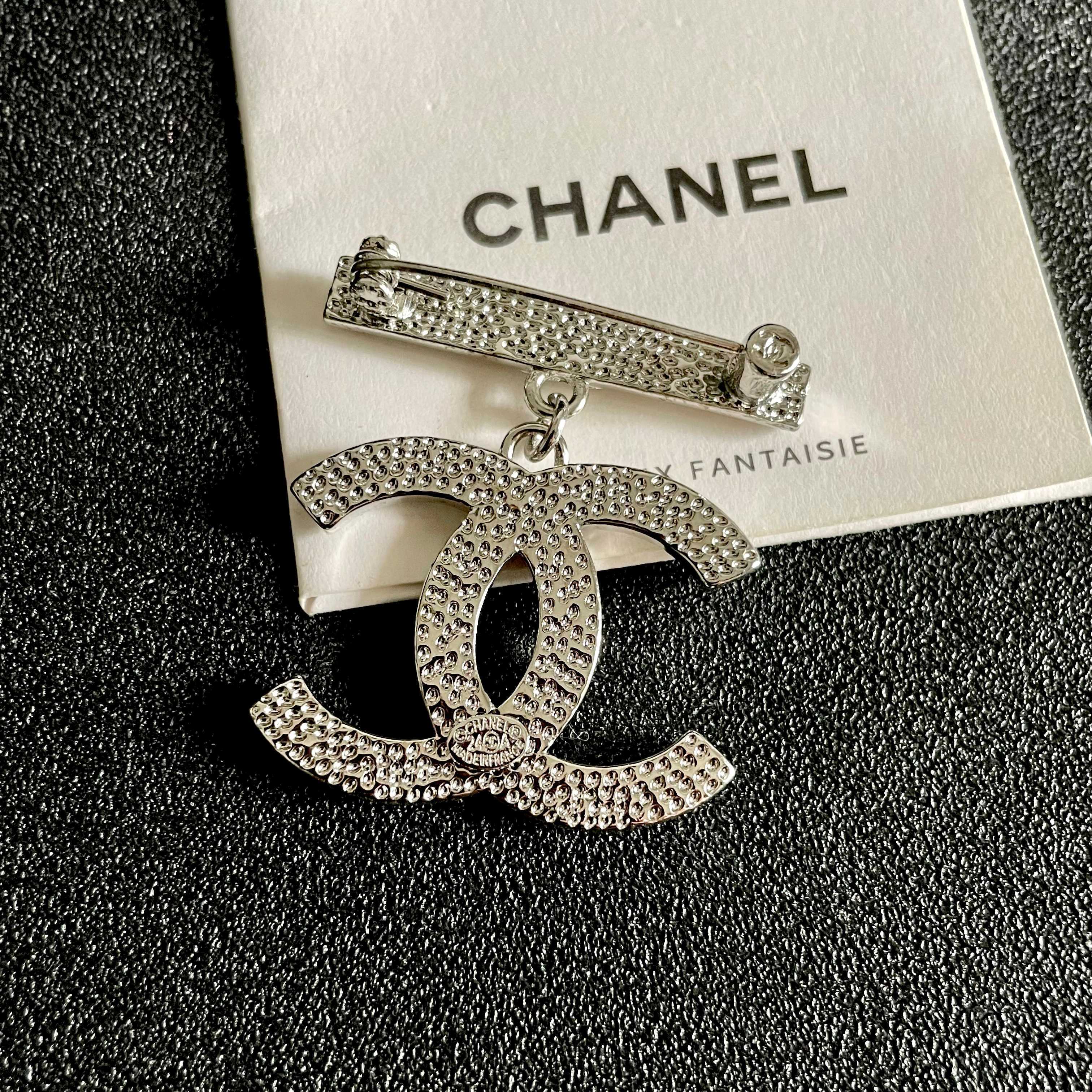 CHANEL🇫🇷小香 专柜新款同步上新香奈儿胸针，是最懂女人的饰物。那些倾注了全部心血去做自己的女人，往