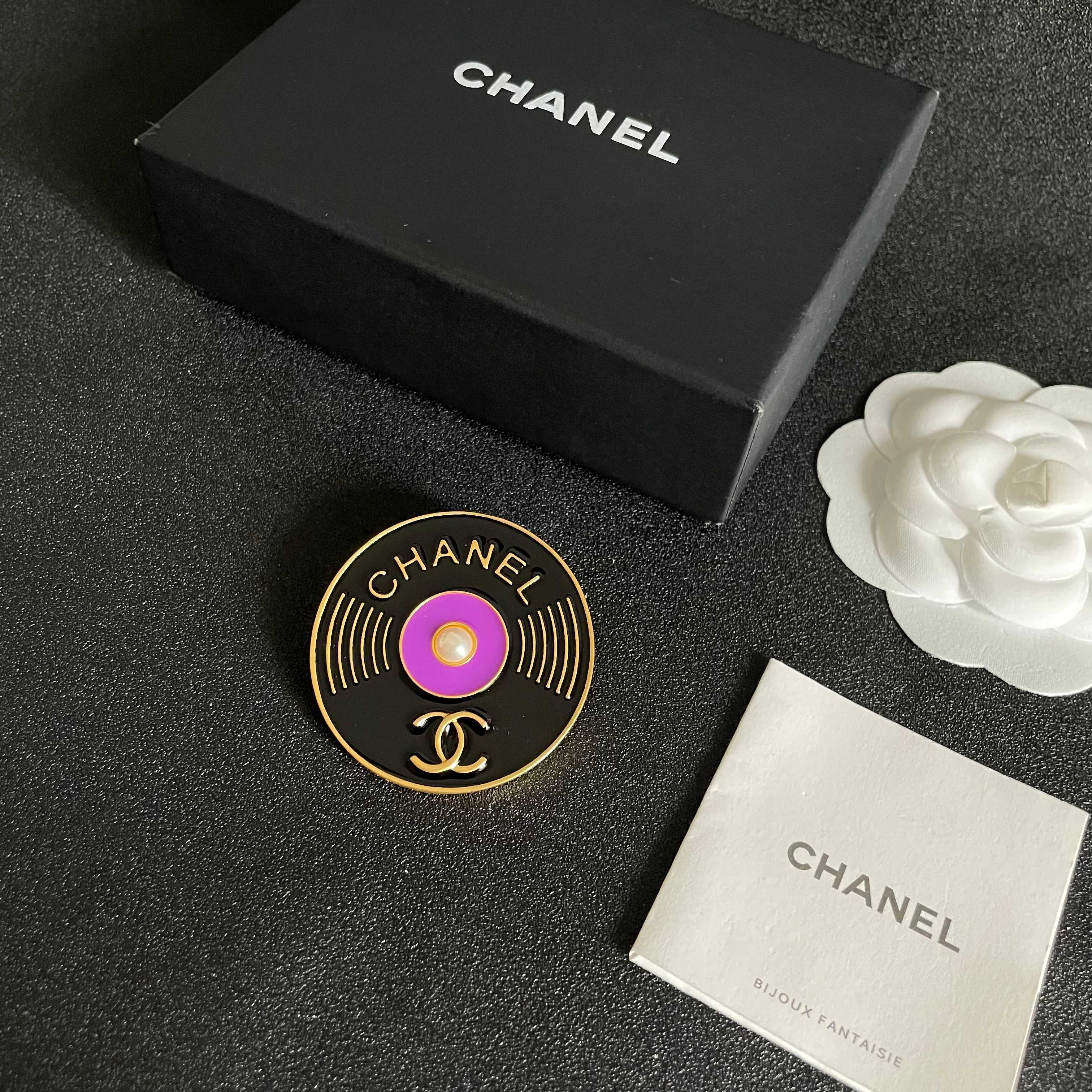 CHANEL🇫🇷小香 专柜新款同步上新香奈儿胸针，是最懂女人的饰物。那些倾注了全部心血去做自己的女人，往