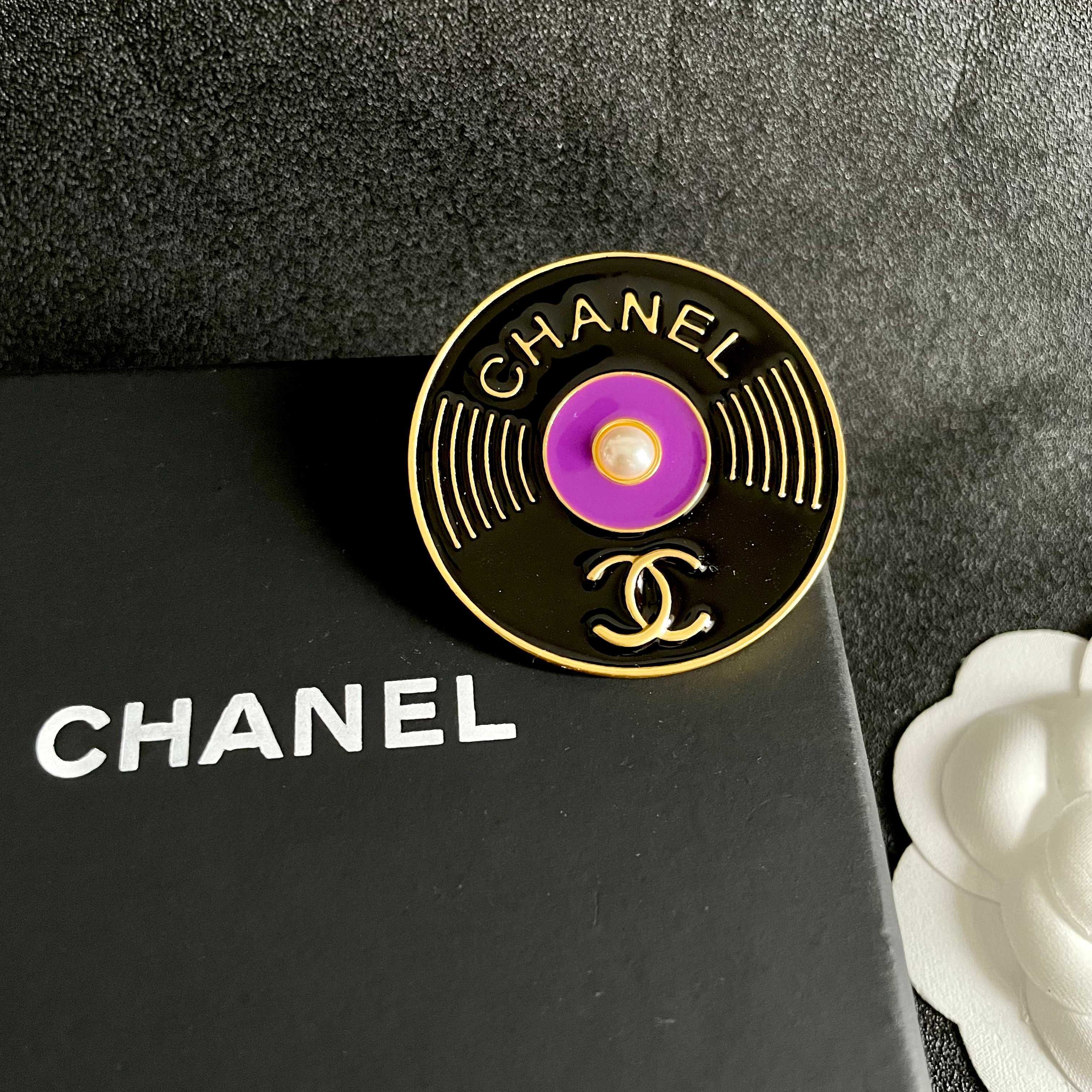 CHANEL🇫🇷小香 专柜新款同步上新香奈儿胸针，是最懂女人的饰物。那些倾注了全部心血去做自己的女人，往