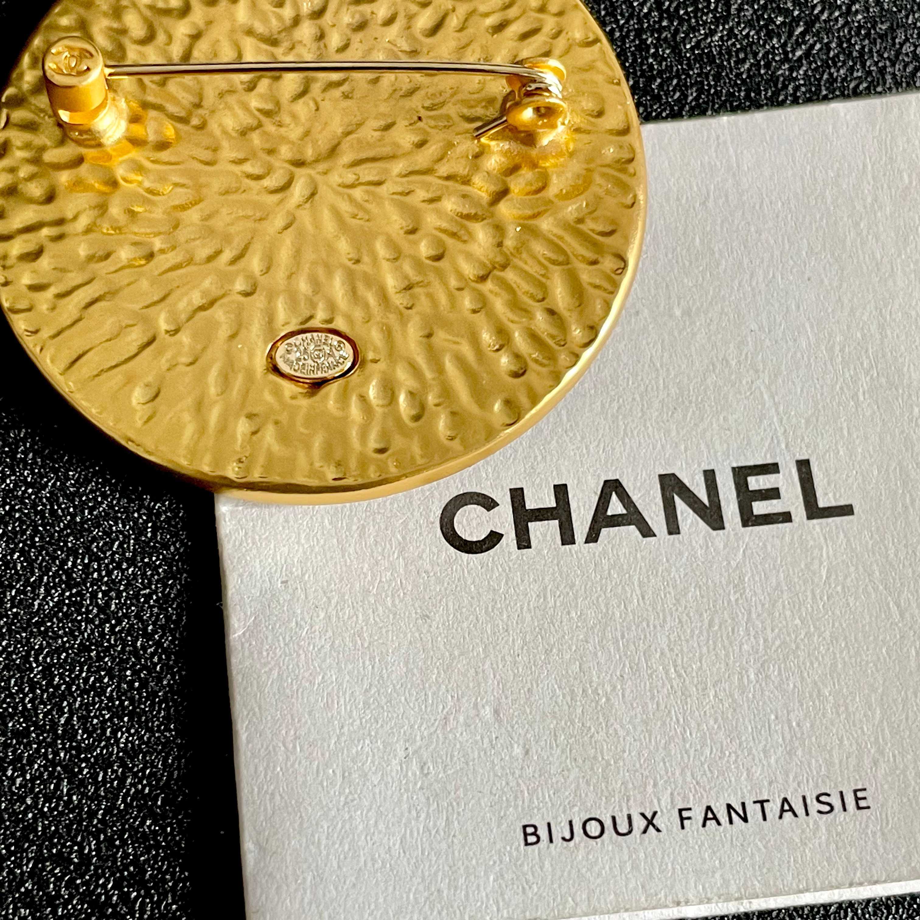 CHANEL🇫🇷小香 专柜新款同步上新香奈儿胸针，是最懂女人的饰物。那些倾注了全部心血去做自己的女人，往