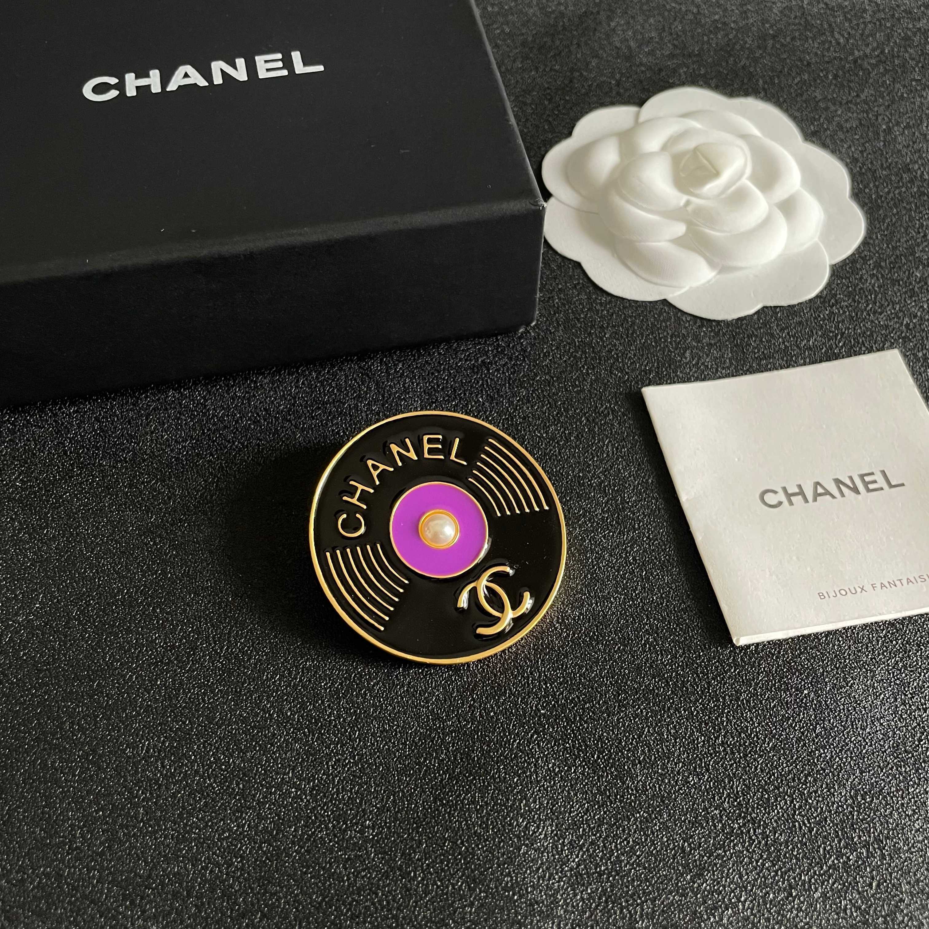 CHANEL🇫🇷小香 专柜新款同步上新香奈儿胸针，是最懂女人的饰物。那些倾注了全部心血去做自己的女人，往