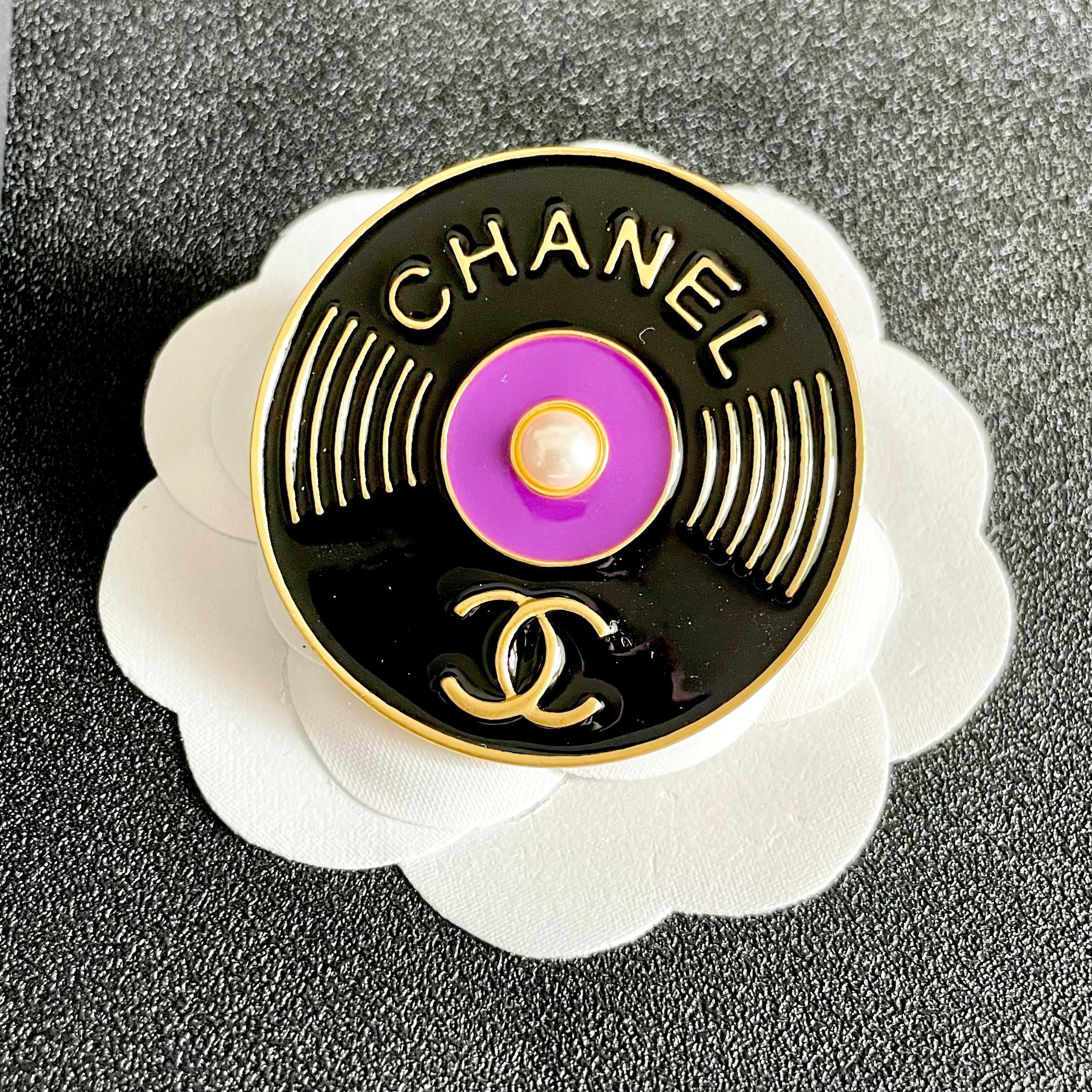CHANEL🇫🇷小香 专柜新款同步上新香奈儿胸针，是最懂女人的饰物。那些倾注了全部心血去做自己的女人，往