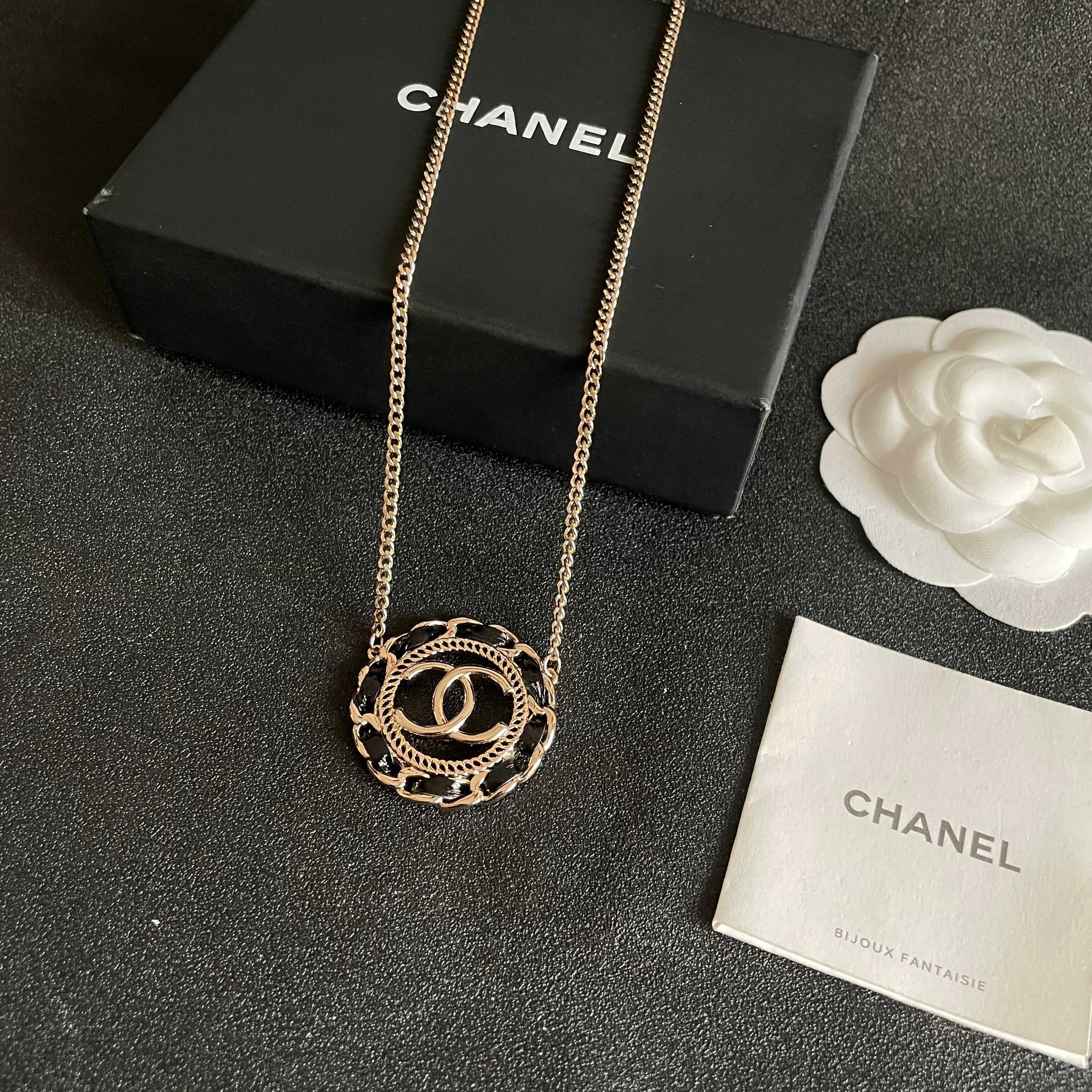 Chanel香奈儿 中古 字母 项链👀小香家的款式真心无需多介绍😘🎶每一款都超好看，精致大方，非常显气质
