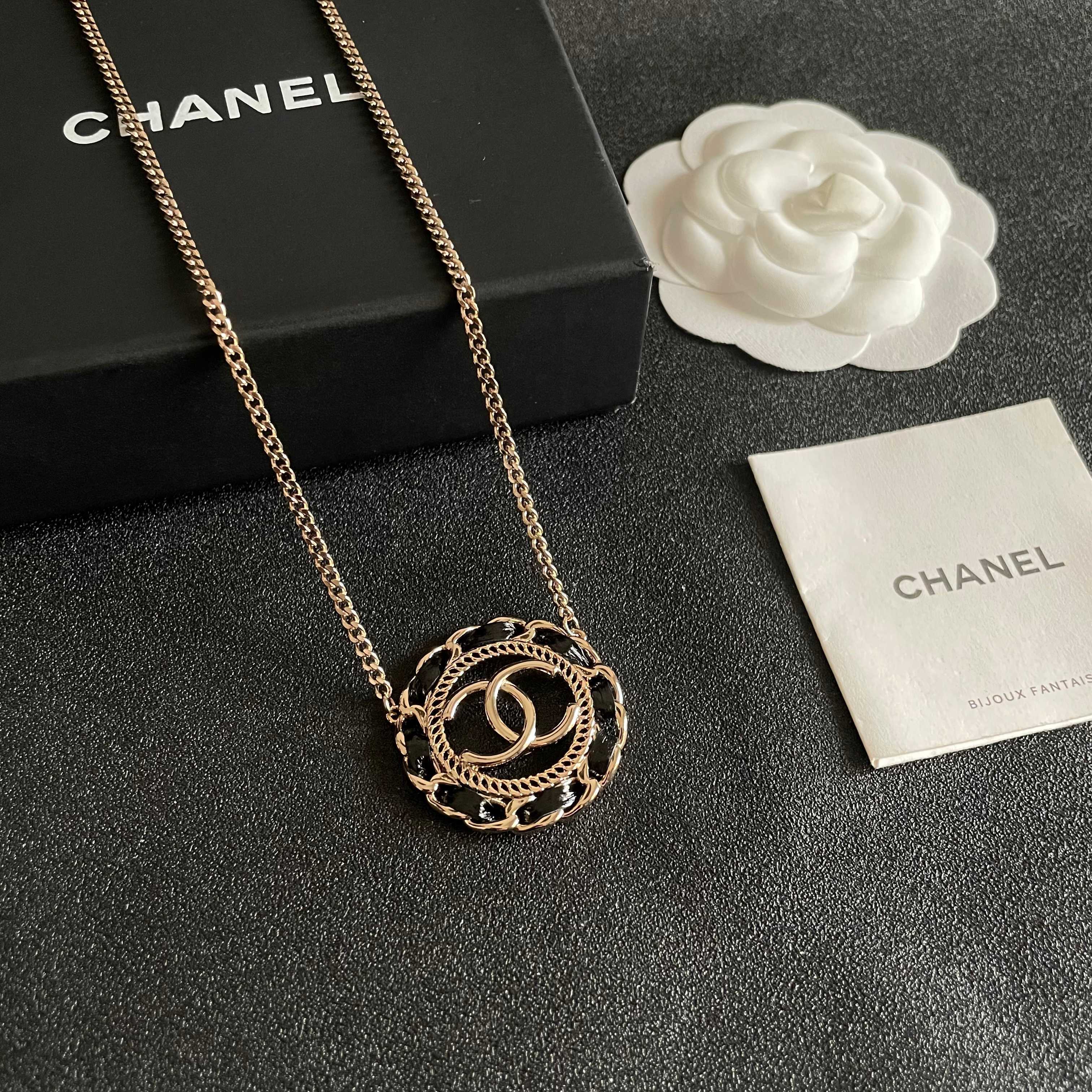 Chanel香奈儿 中古 字母 项链👀小香家的款式真心无需多介绍😘🎶每一款都超好看，精致大方，非常显气质