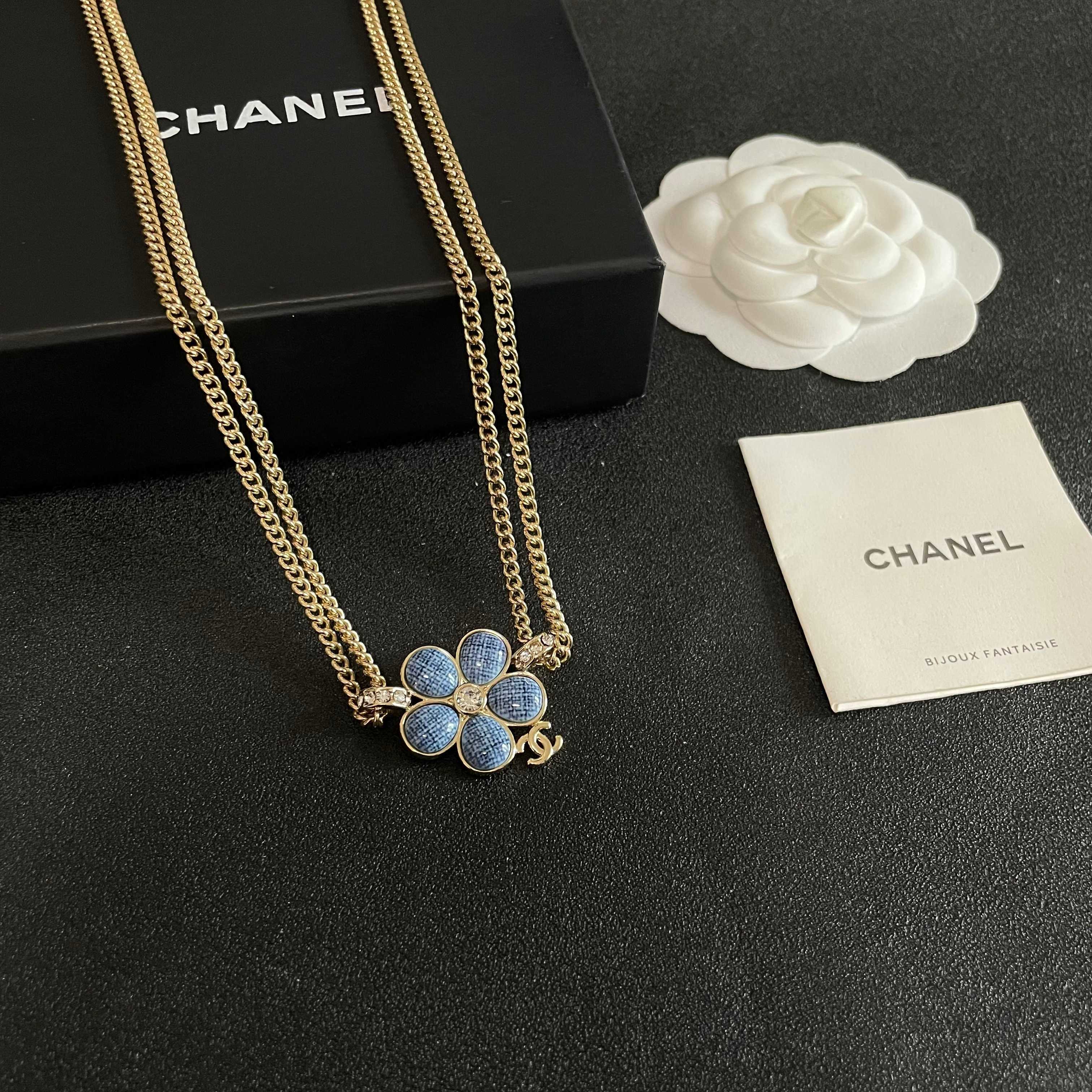 Chanel香奈儿 中古 字母 项链👀小香家的款式真心无需多介绍😘🎶每一款都超好看，精致大方，非常显气质