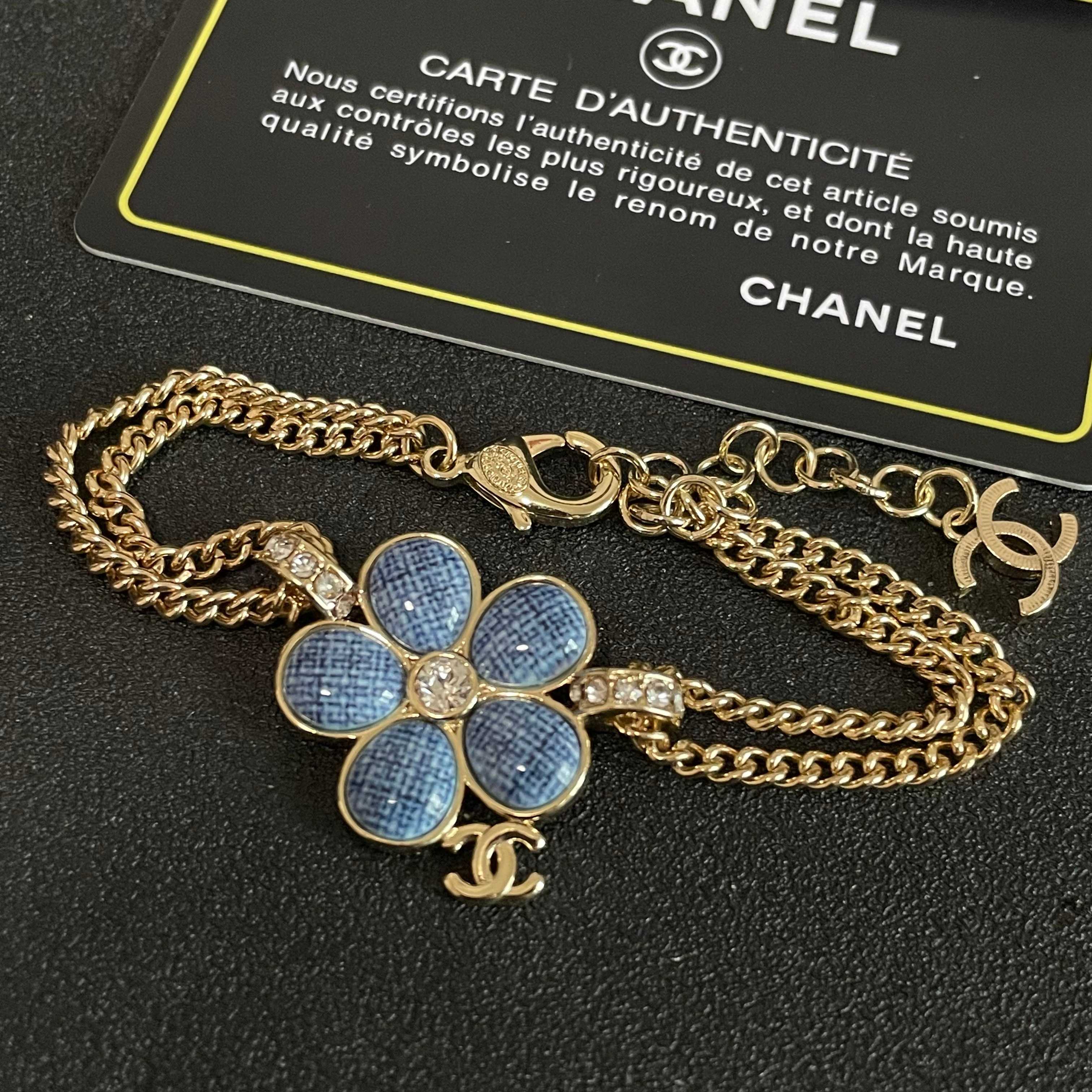 Chanel香奈儿 中古 字母 手链👀小香家的款式真心无需多介绍😘🎶每一款都超好看，精致大方，非常显气质