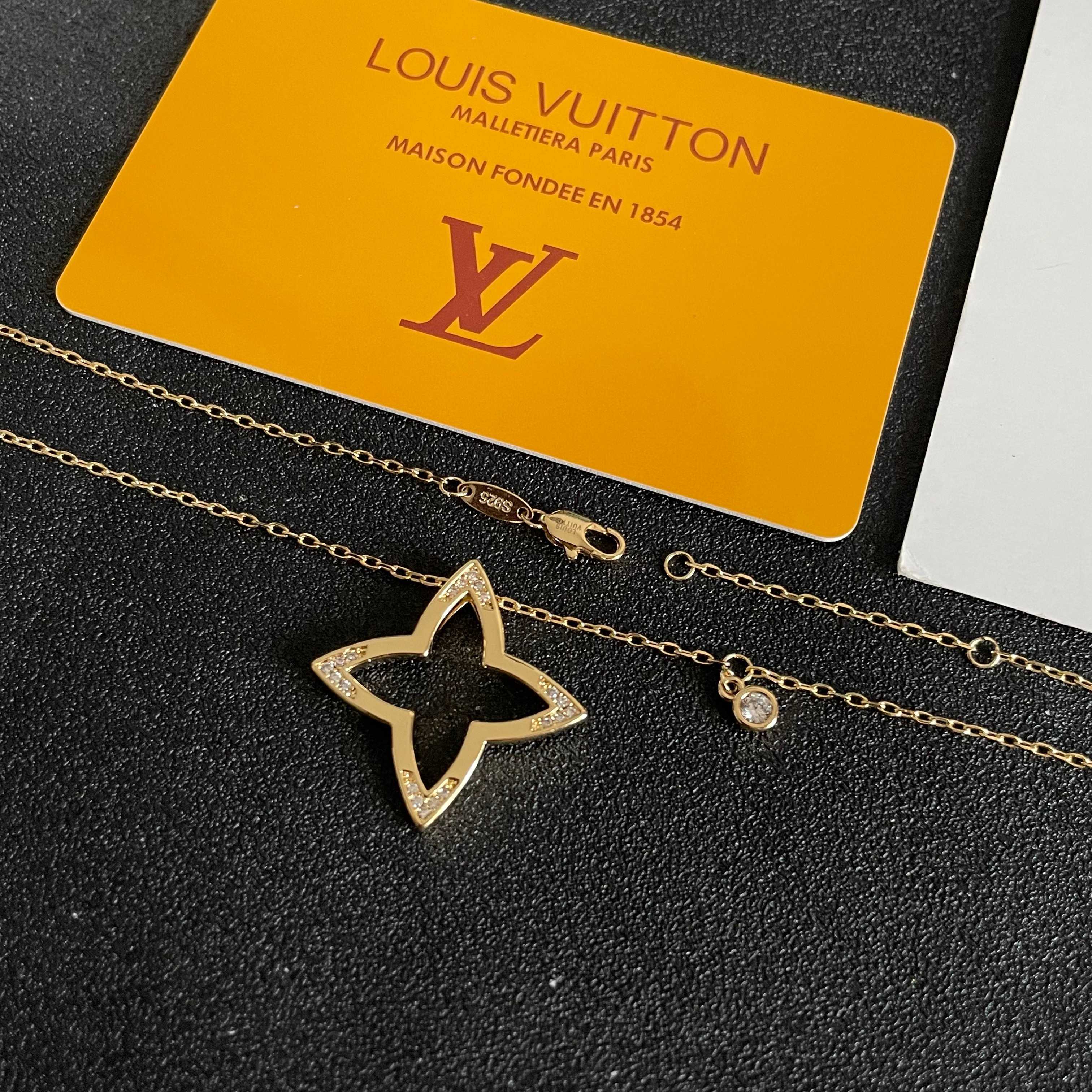 💥💥💥LOUISVUITTON以 经典花纹图案设计 双花 款设计方式吊坠LV品牌标志设计，经典标志理念、