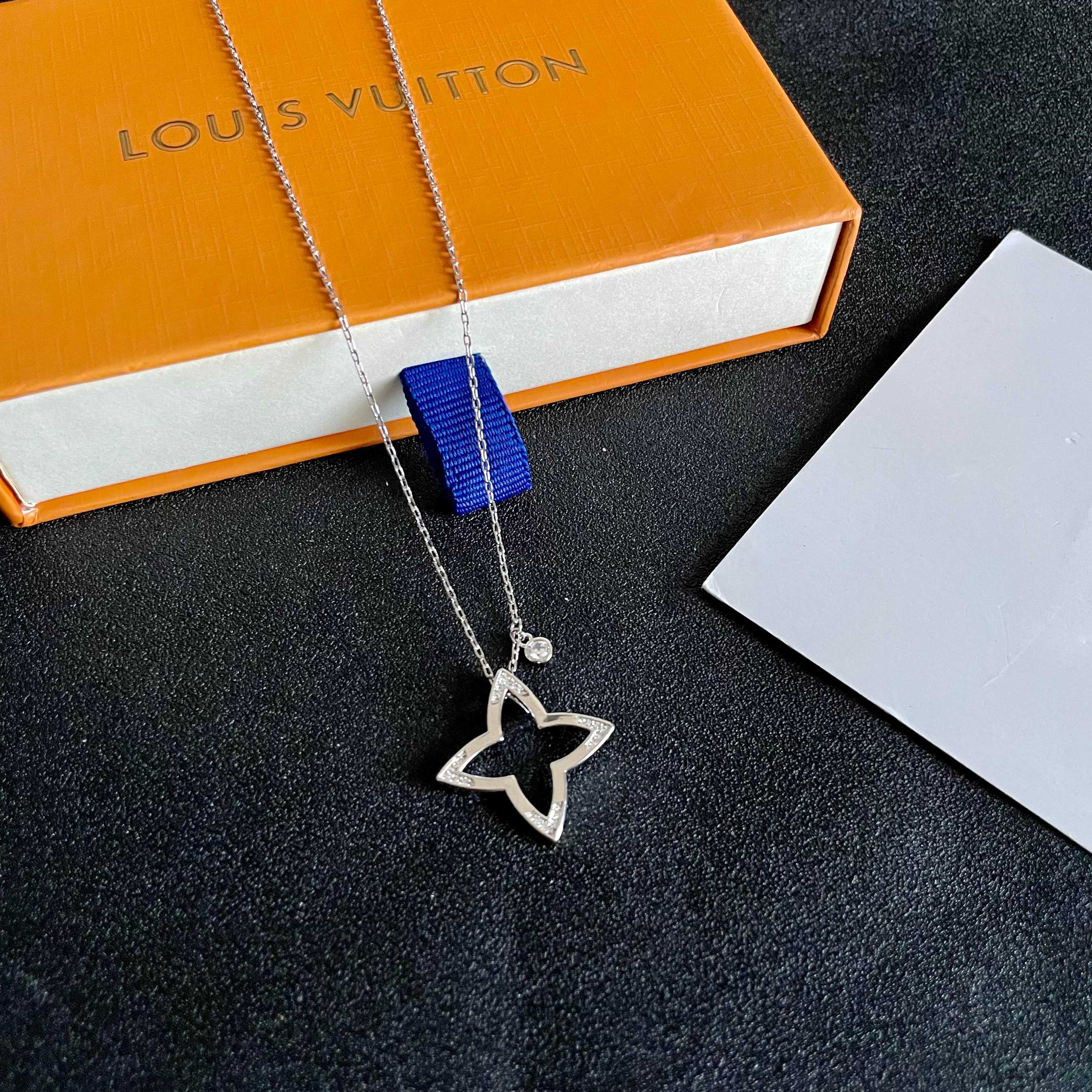💥💥💥LOUISVUITTON以 经典花纹图案设计 双花 款设计方式吊坠LV品牌标志设计，经典标志理念、