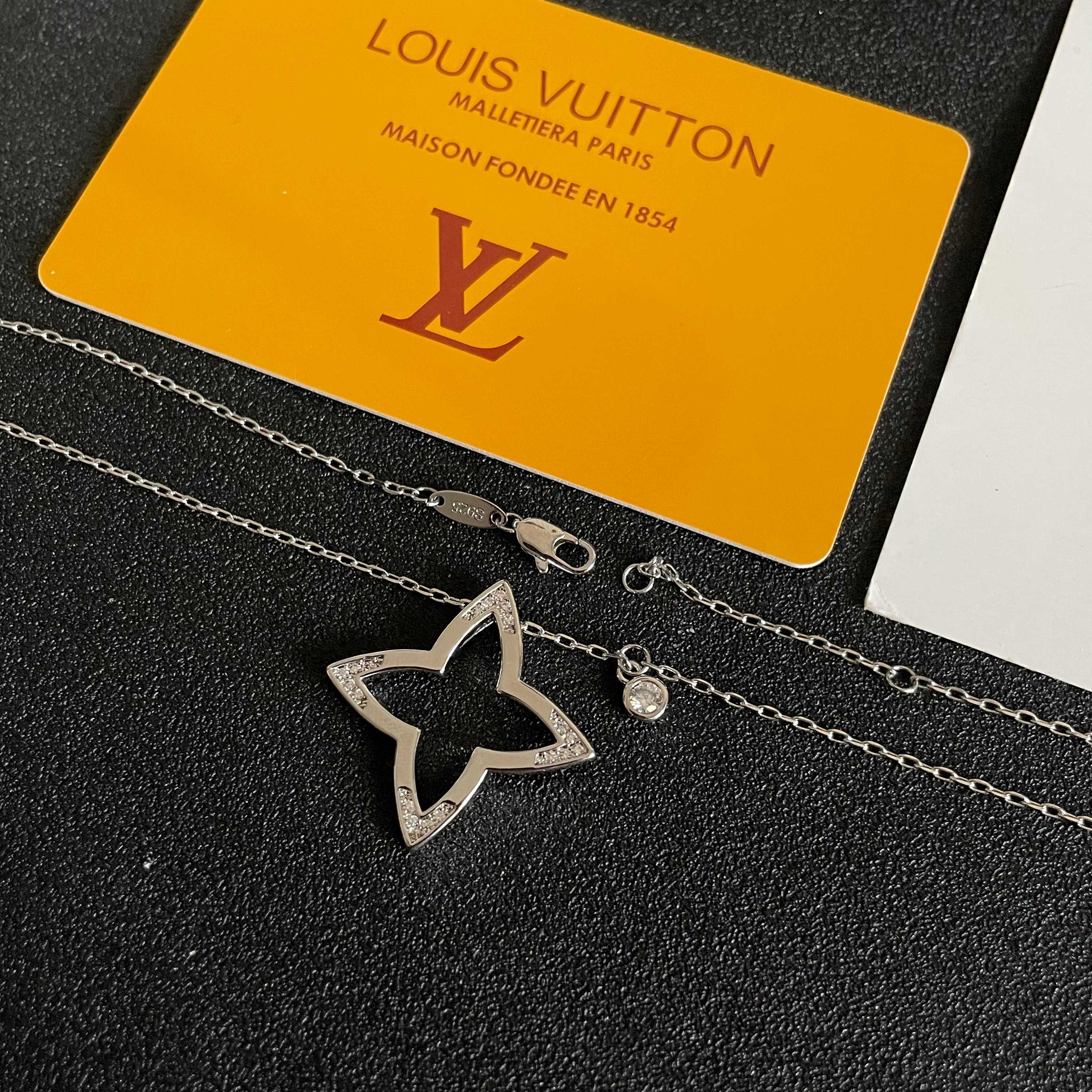 💥💥💥LOUISVUITTON以 经典花纹图案设计 双花 款设计方式吊坠LV品牌标志设计，经典标志理念、