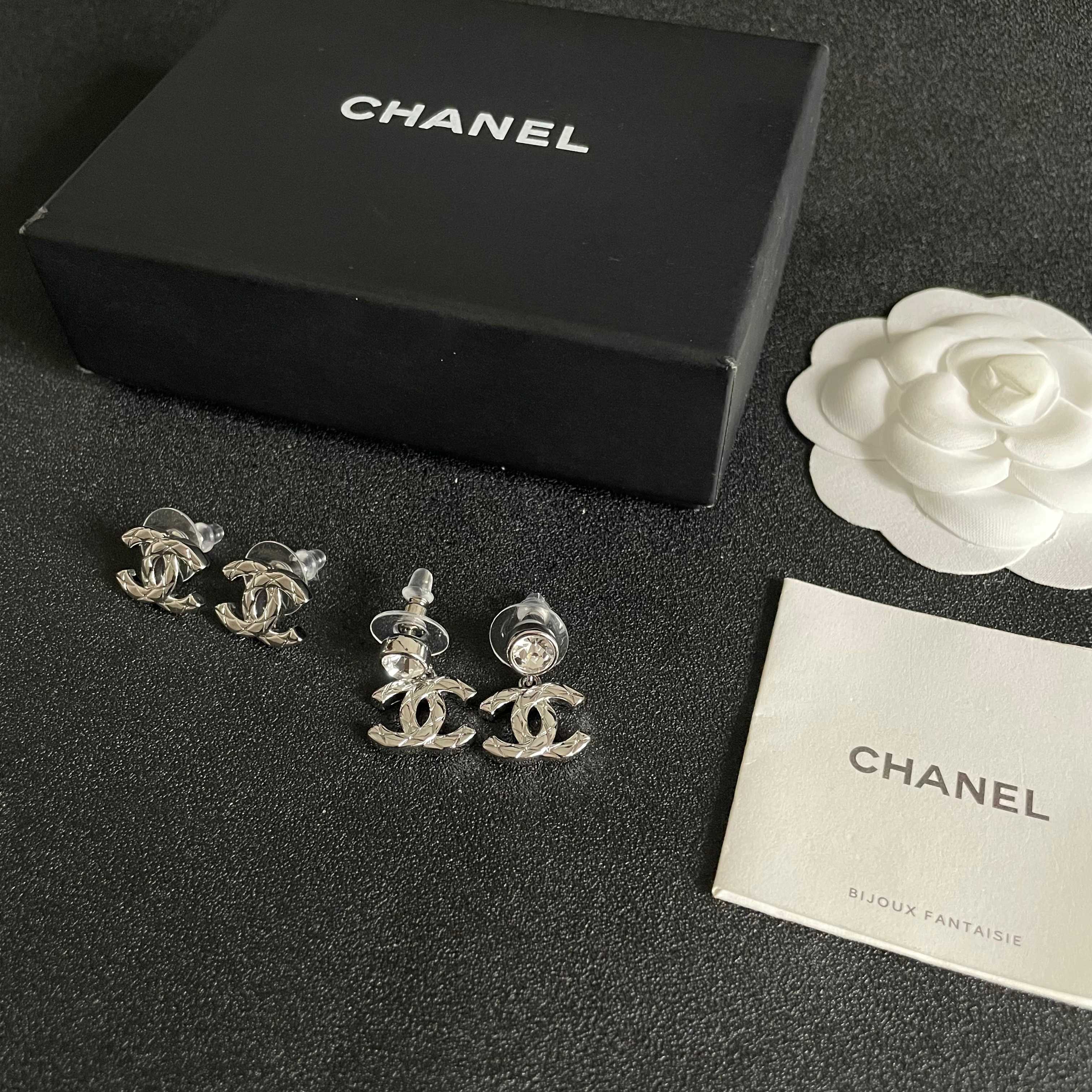 Chanel香奈儿 中古 双C耳钉👀小香家的款式真心无需多介绍😘🎶每一款都超好看，精致大方，非常显气质