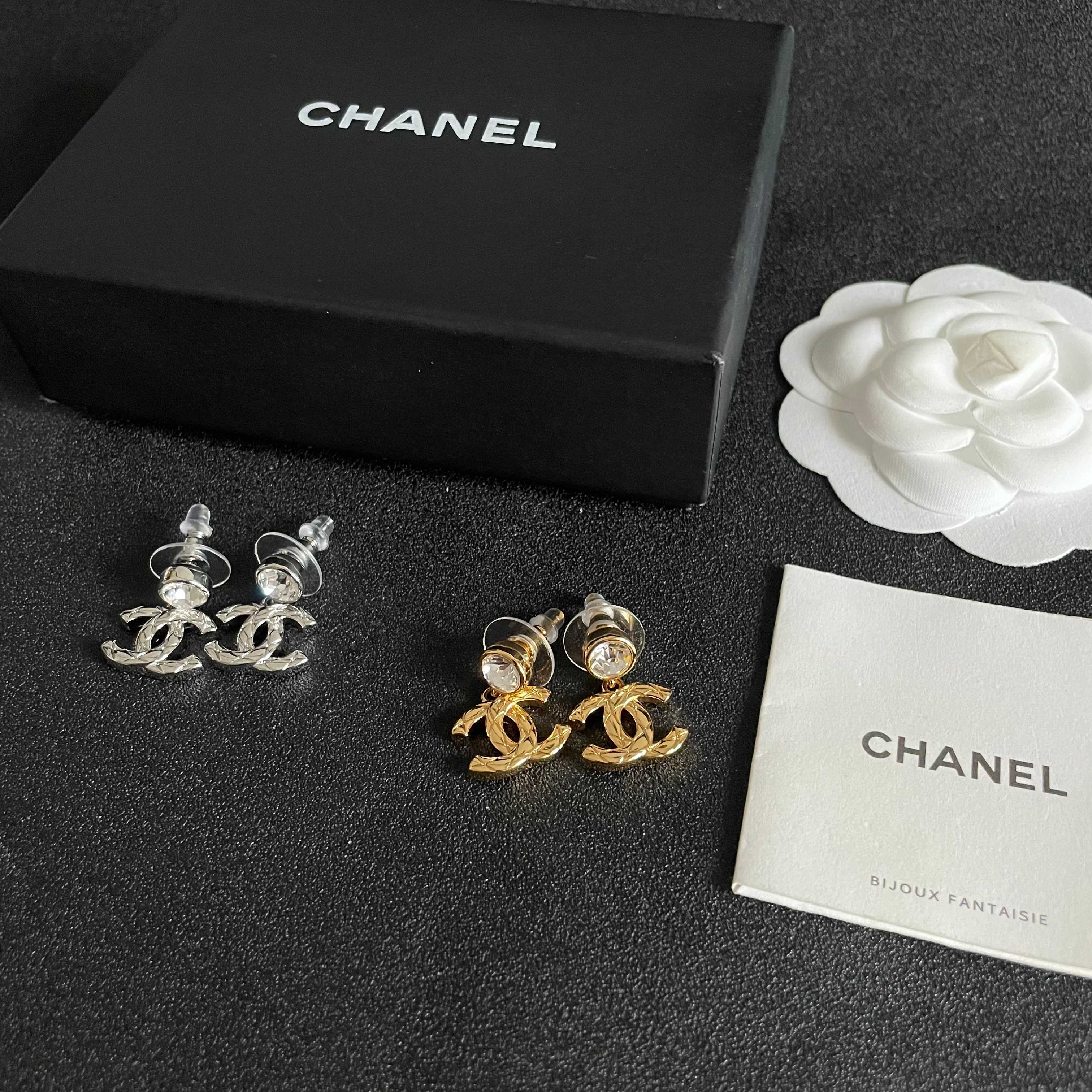 Chanel香奈儿 中古 双C耳钉👀小香家的款式真心无需多介绍😘🎶每一款都超好看，精致大方，非常显气质