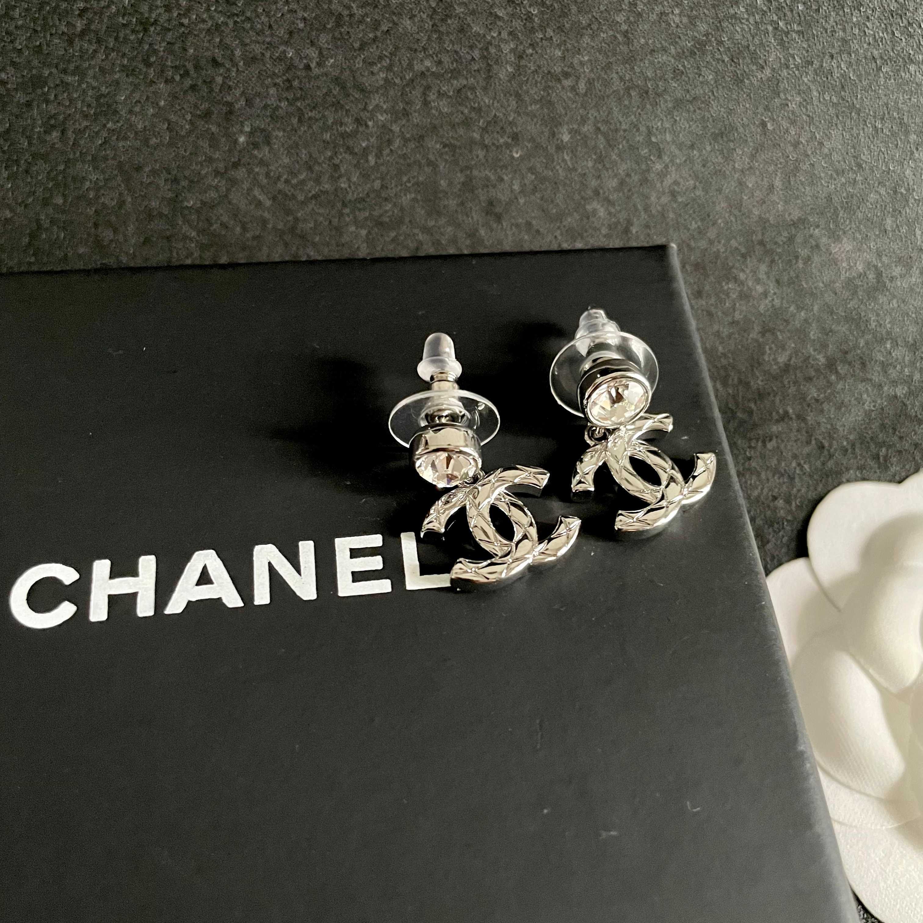 Chanel香奈儿 中古 双C耳钉👀小香家的款式真心无需多介绍😘🎶每一款都超好看，精致大方，非常显气质