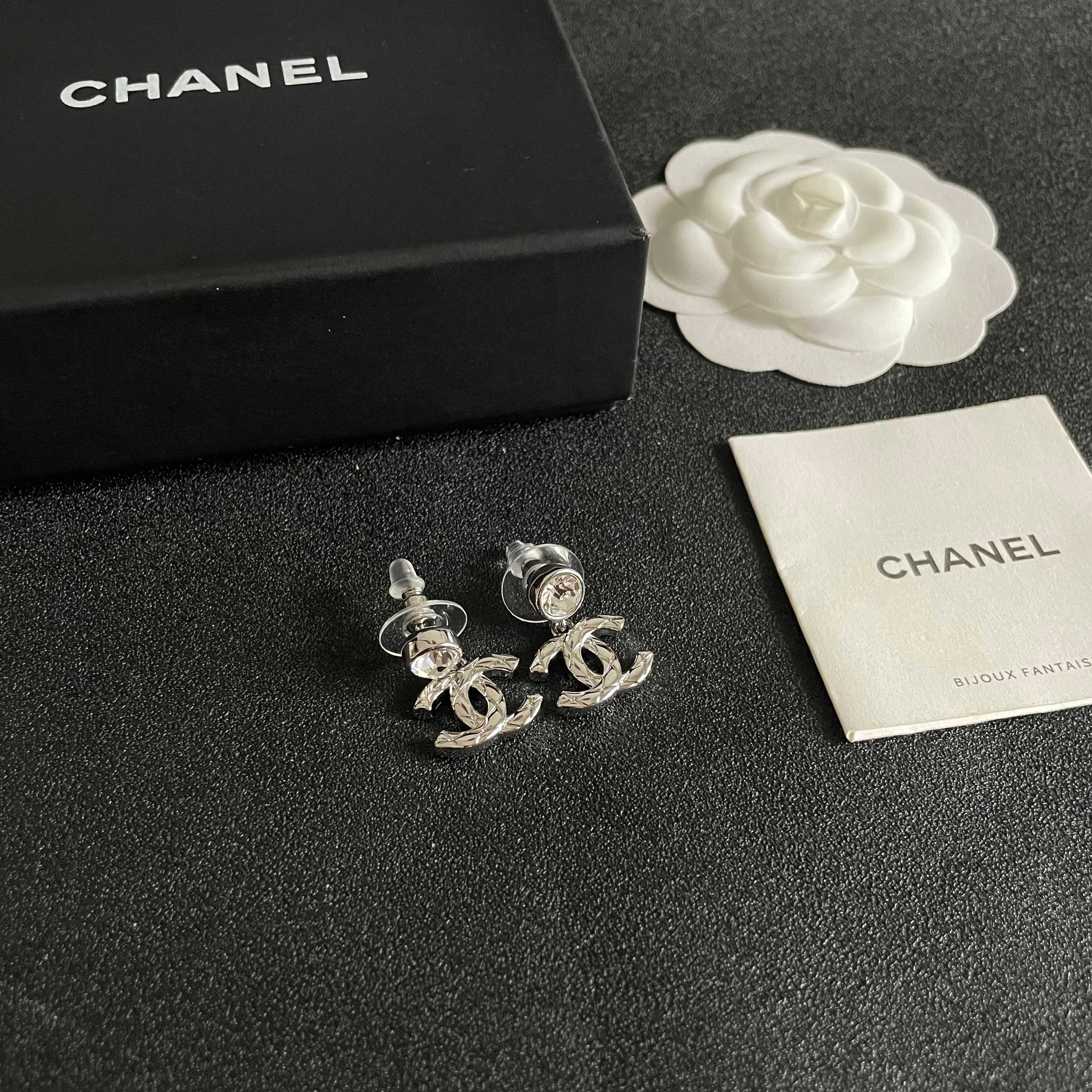 Chanel香奈儿 中古 双C耳钉👀小香家的款式真心无需多介绍😘🎶每一款都超好看，精致大方，非常显气质