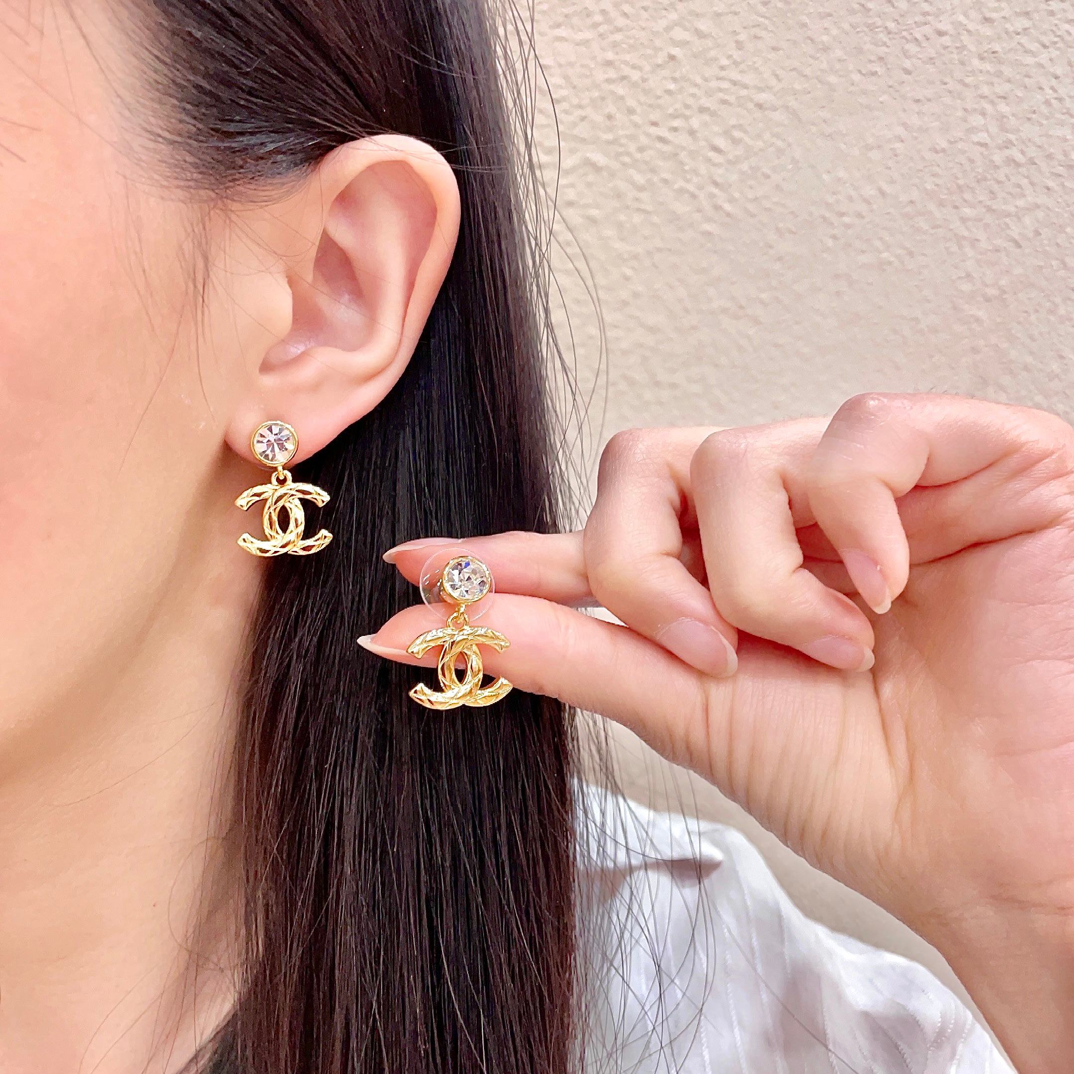 Chanel香奈儿 中古 双C耳钉👀小香家的款式真心无需多介绍😘🎶每一款都超好看，精致大方，非常显气质