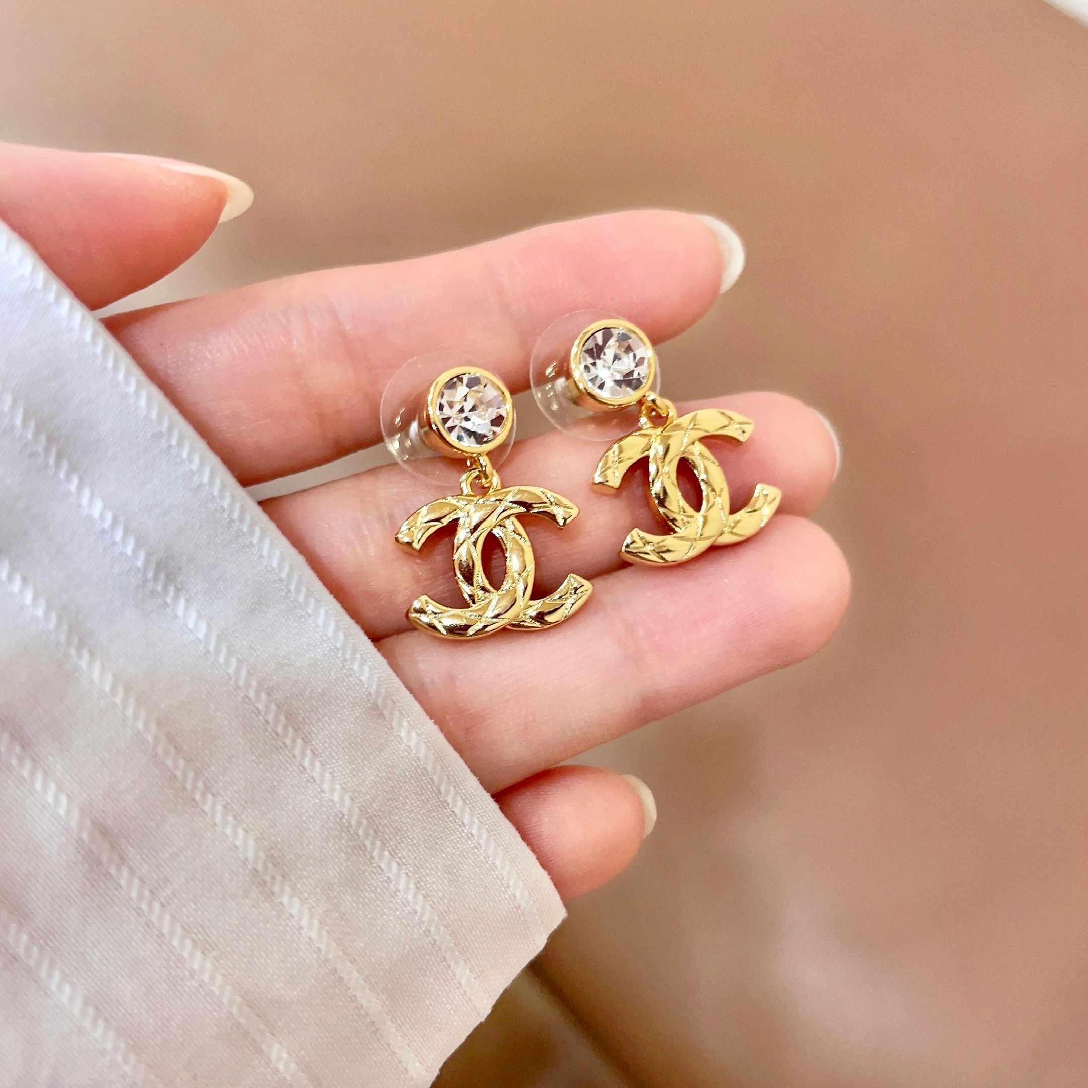 Chanel香奈儿 中古 双C耳钉👀小香家的款式真心无需多介绍😘🎶每一款都超好看，精致大方，非常显气质