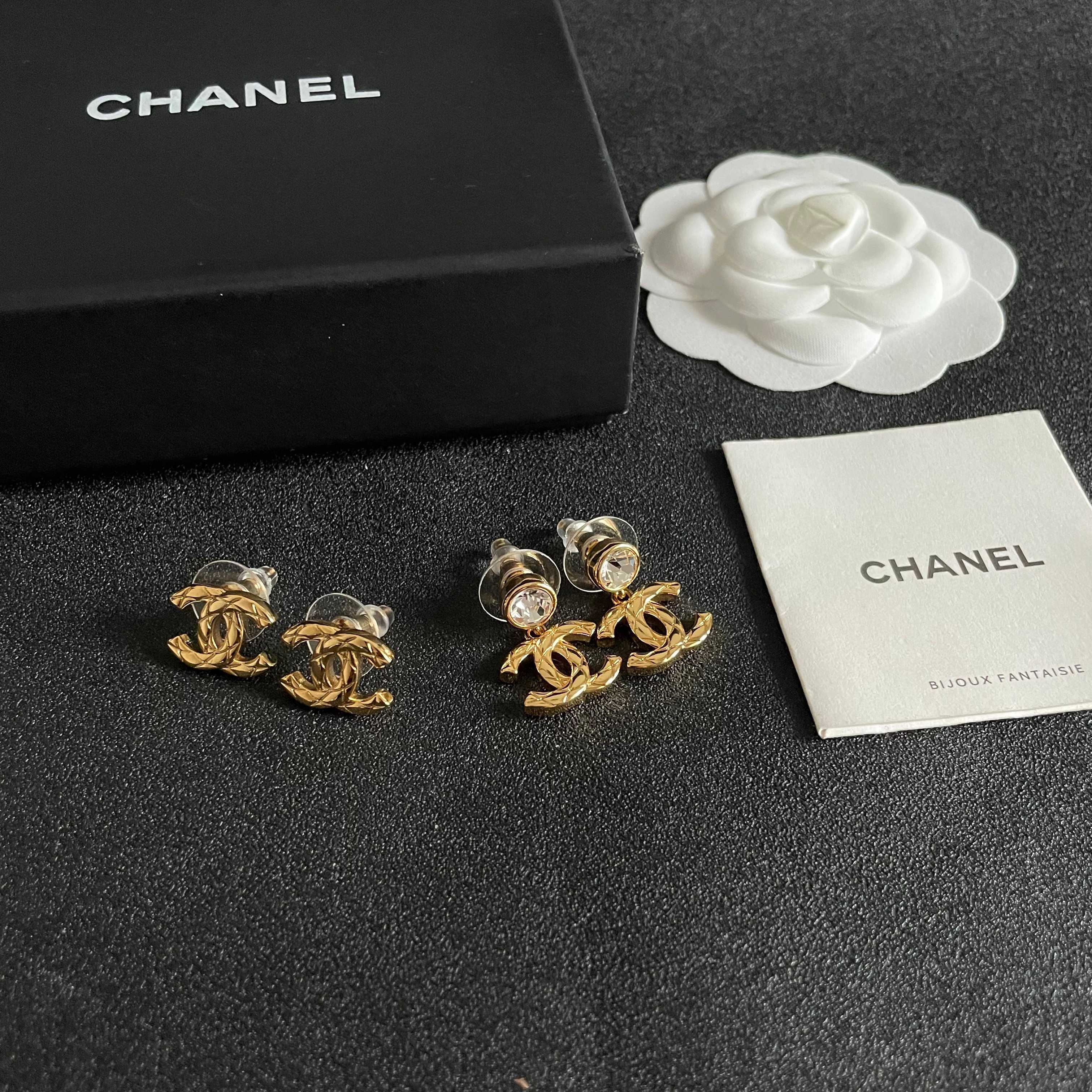 Chanel香奈儿 中古 双C耳钉👀小香家的款式真心无需多介绍😘🎶每一款都超好看，精致大方，非常显气质