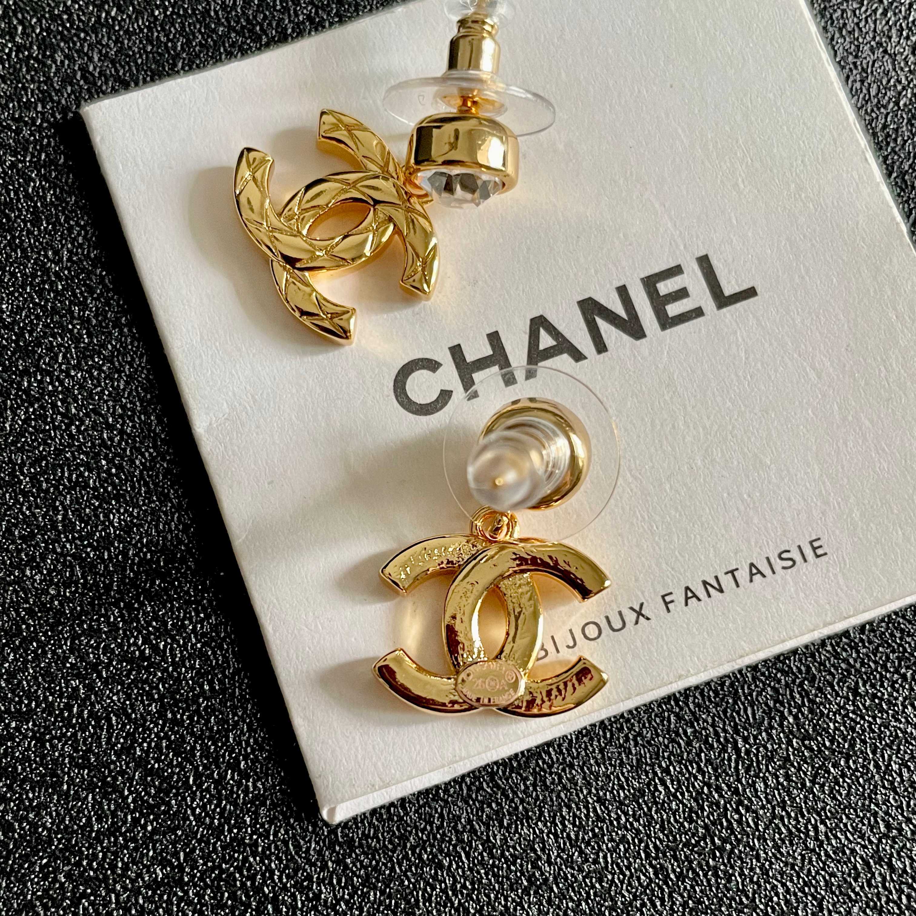 Chanel香奈儿 中古 双C耳钉👀小香家的款式真心无需多介绍😘🎶每一款都超好看，精致大方，非常显气质