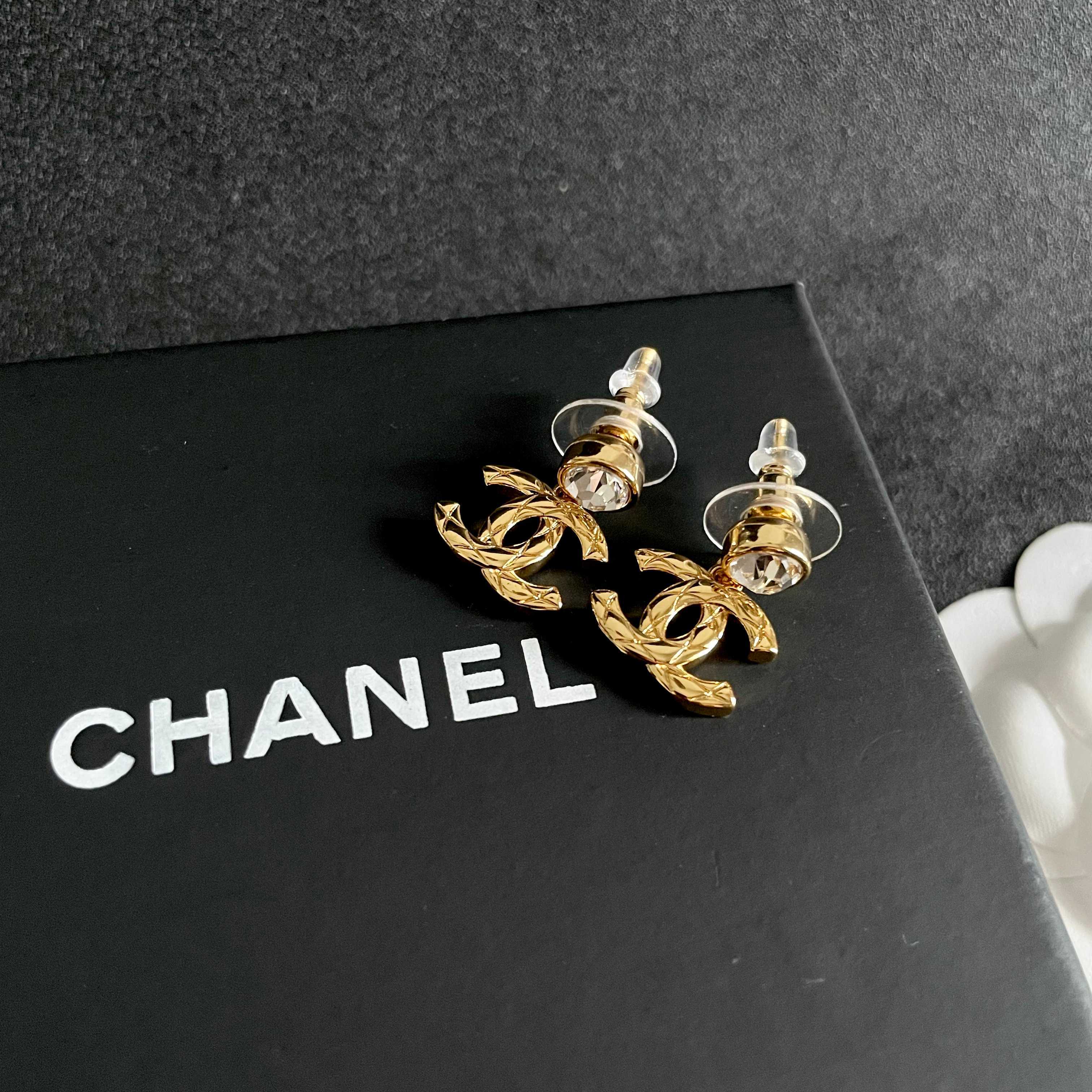 Chanel香奈儿 中古 双C耳钉👀小香家的款式真心无需多介绍😘🎶每一款都超好看，精致大方，非常显气质