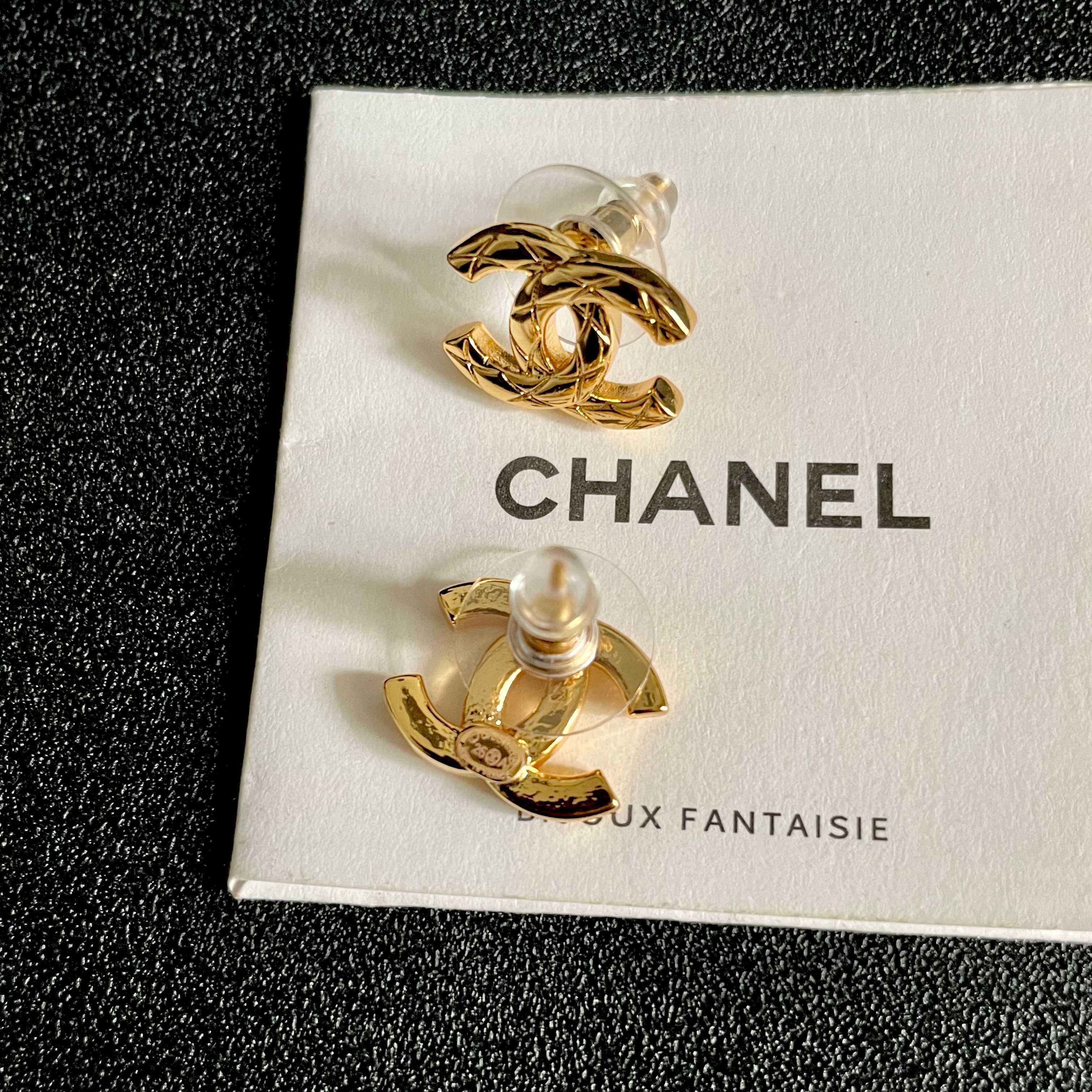 Chanel香奈儿 中古 双C耳钉👀小香家的款式真心无需多介绍😘🎶每一款都超好看，精致大方，非常显气质