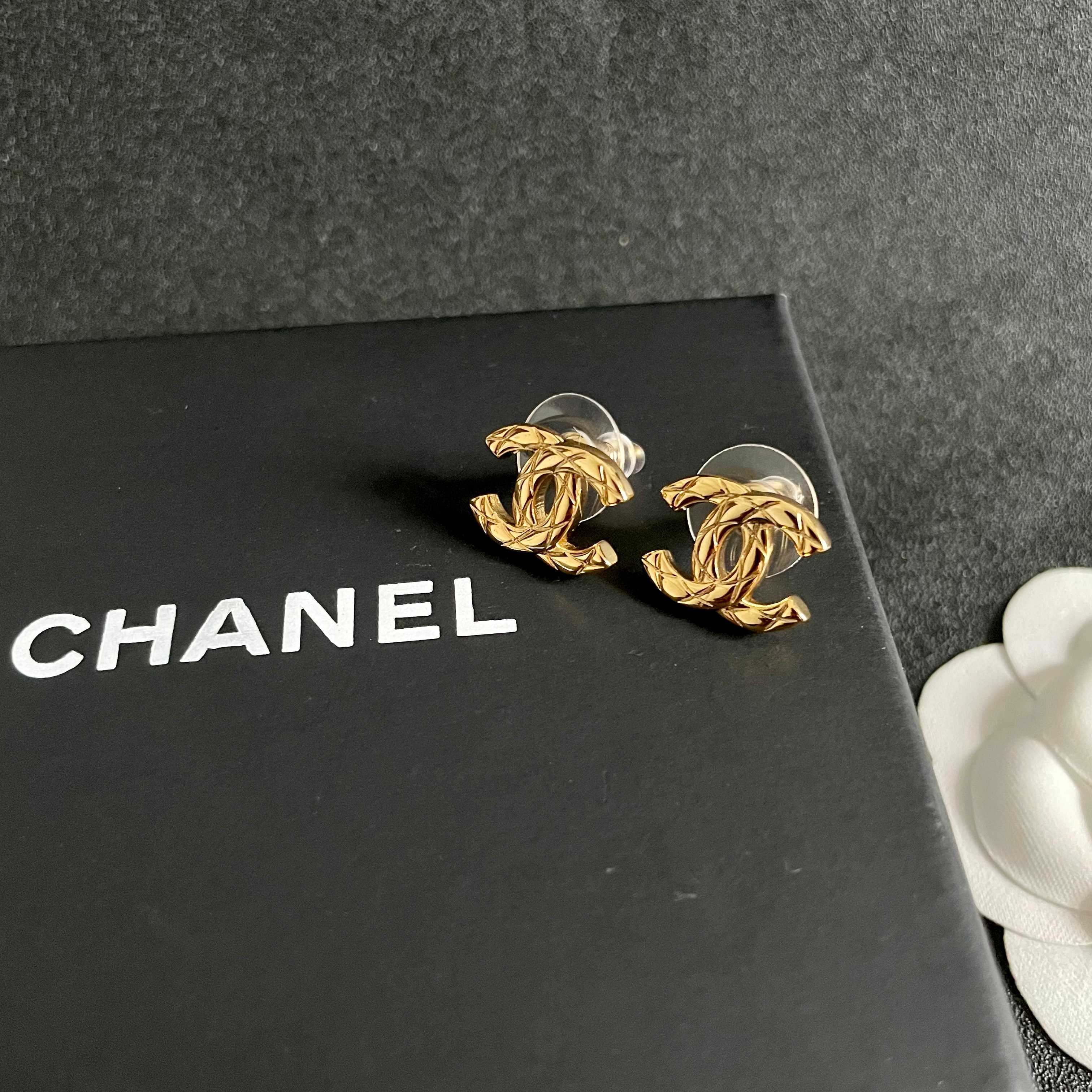 Chanel香奈儿 中古 双C耳钉👀小香家的款式真心无需多介绍😘🎶每一款都超好看，精致大方，非常显气质