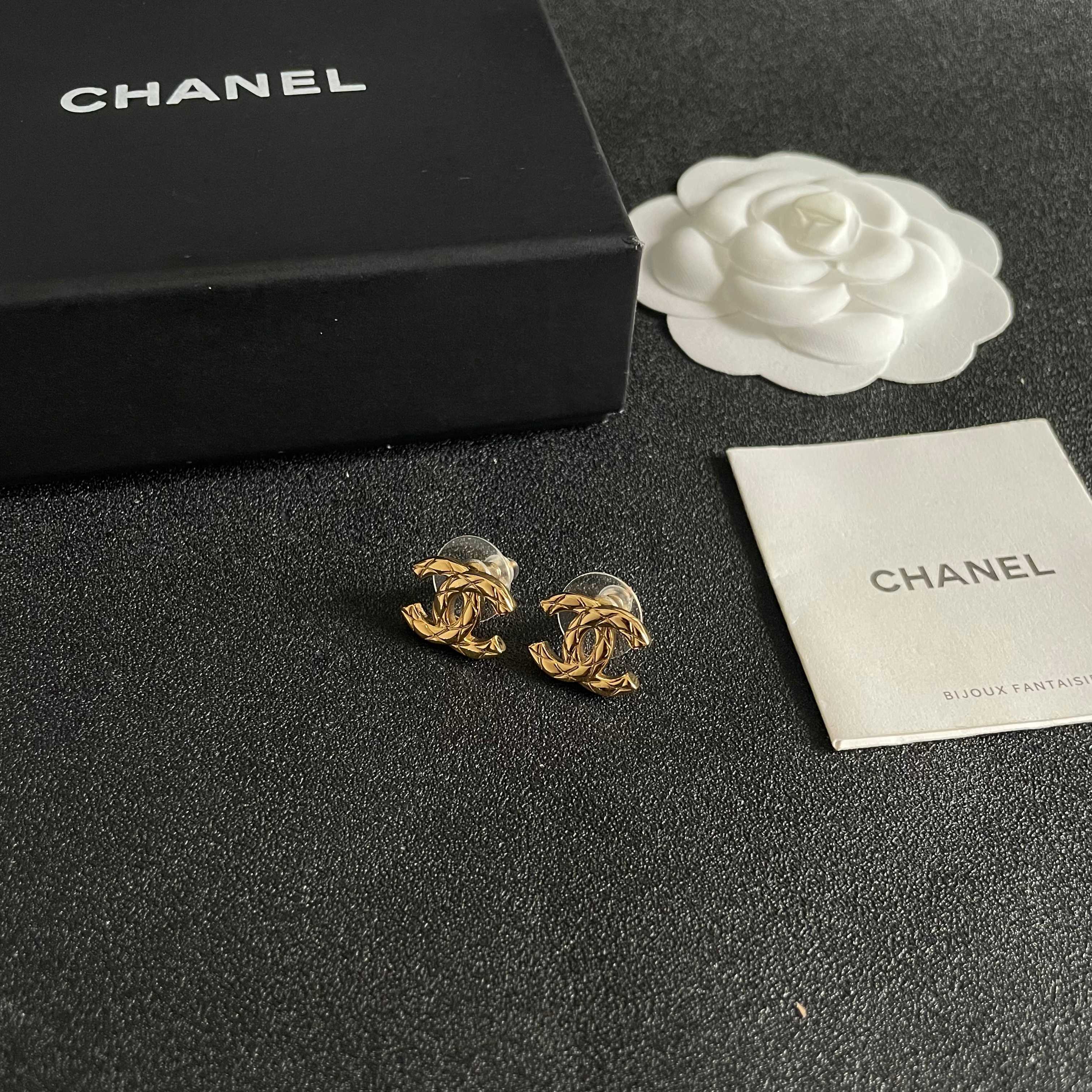 Chanel香奈儿 中古 双C耳钉👀小香家的款式真心无需多介绍😘🎶每一款都超好看，精致大方，非常显气质