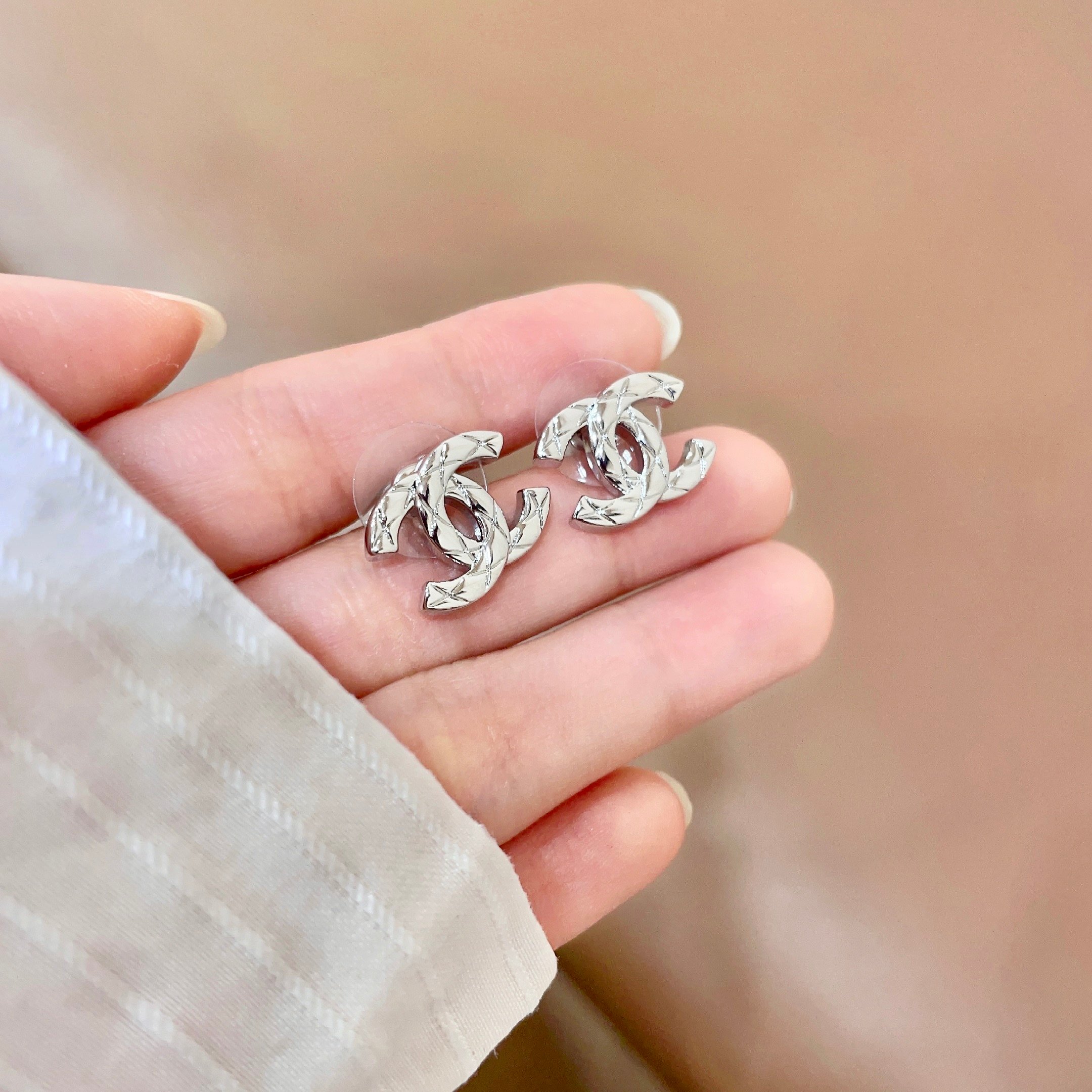 Chanel香奈儿 中古 双C耳钉👀小香家的款式真心无需多介绍😘🎶每一款都超好看，精致大方，非常显气质