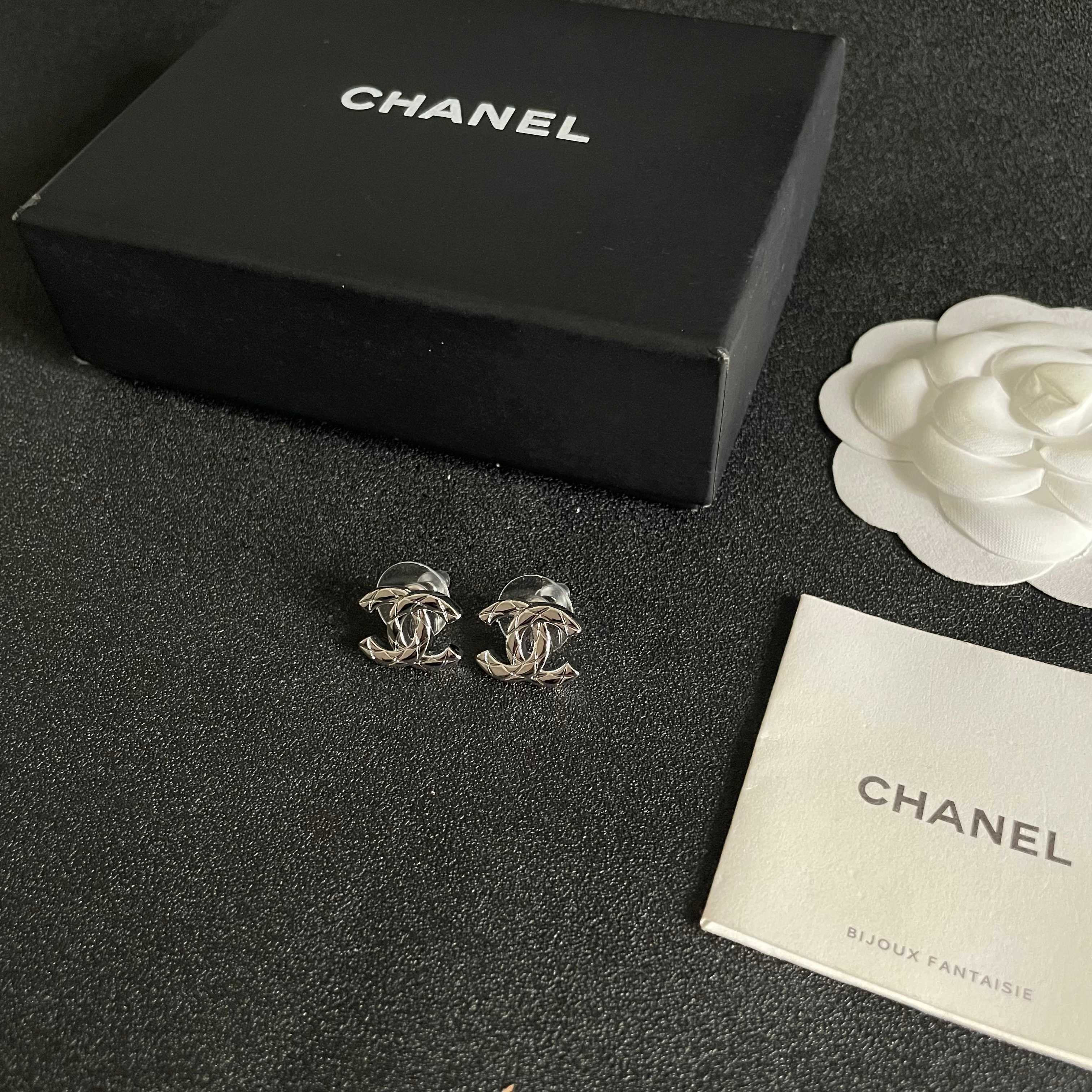 Chanel香奈儿 中古 双C耳钉👀小香家的款式真心无需多介绍😘🎶每一款都超好看，精致大方，非常显气质