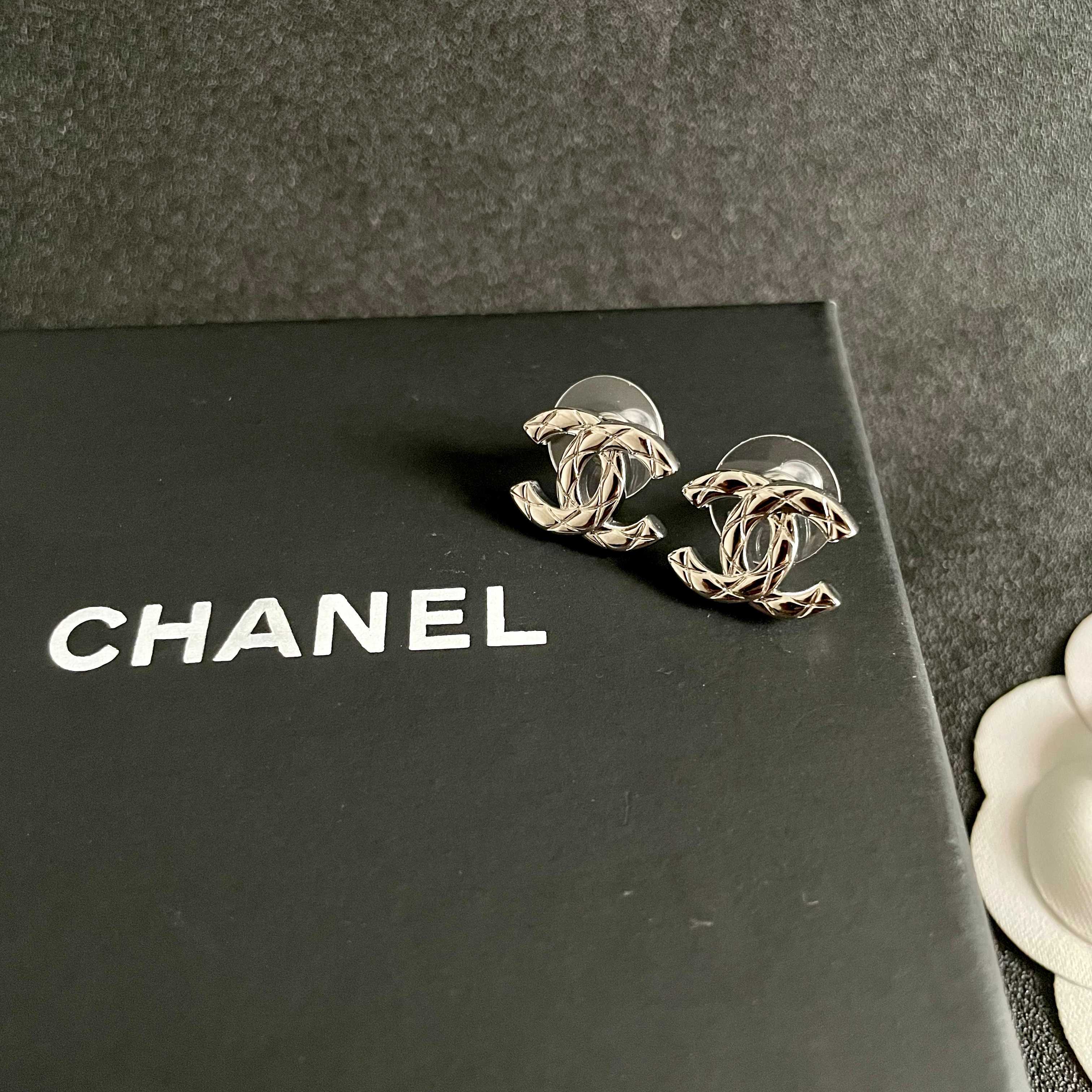 Chanel香奈儿 中古 双C耳钉👀小香家的款式真心无需多介绍😘🎶每一款都超好看，精致大方，非常显气质