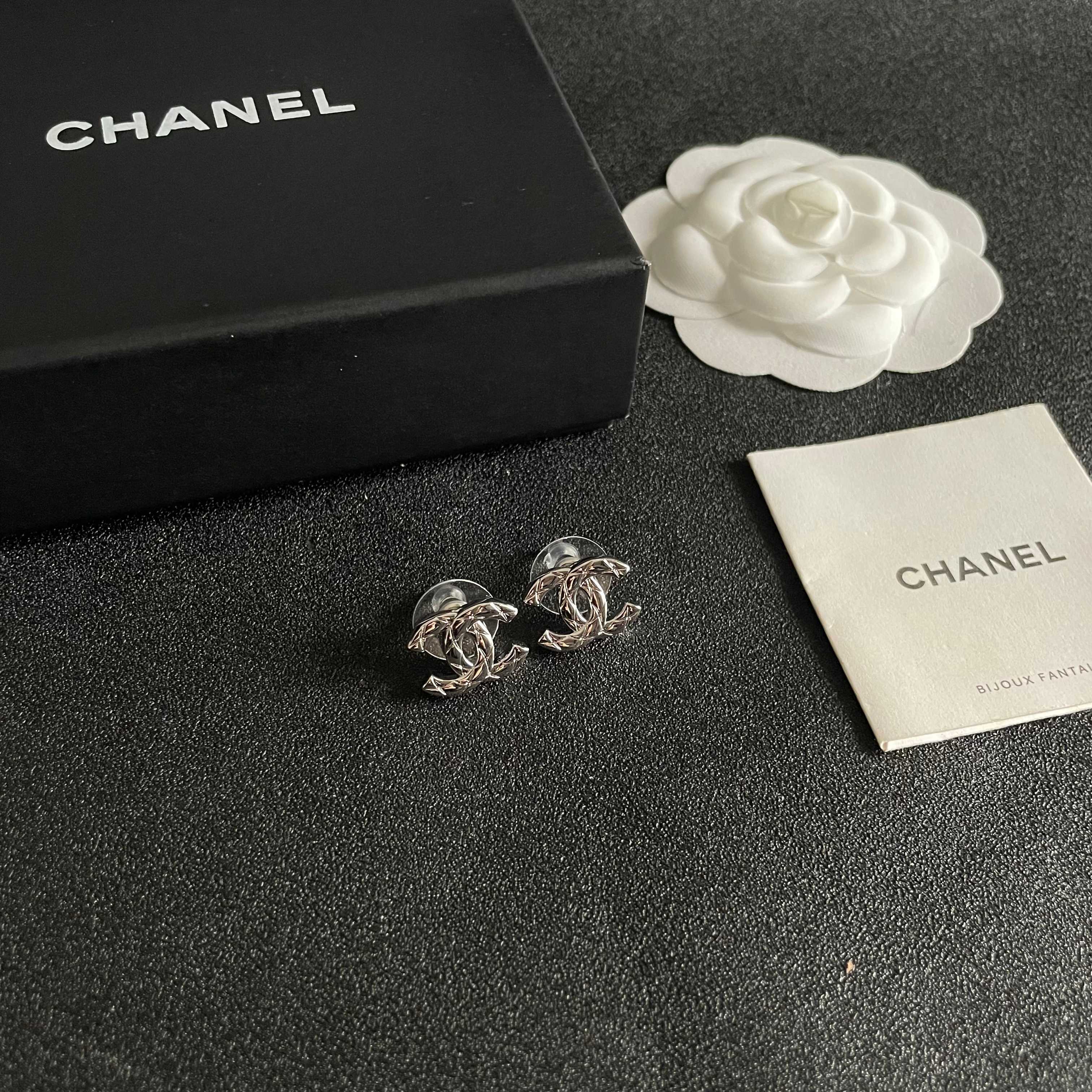 Chanel香奈儿 中古 双C耳钉👀小香家的款式真心无需多介绍😘🎶每一款都超好看，精致大方，非常显气质