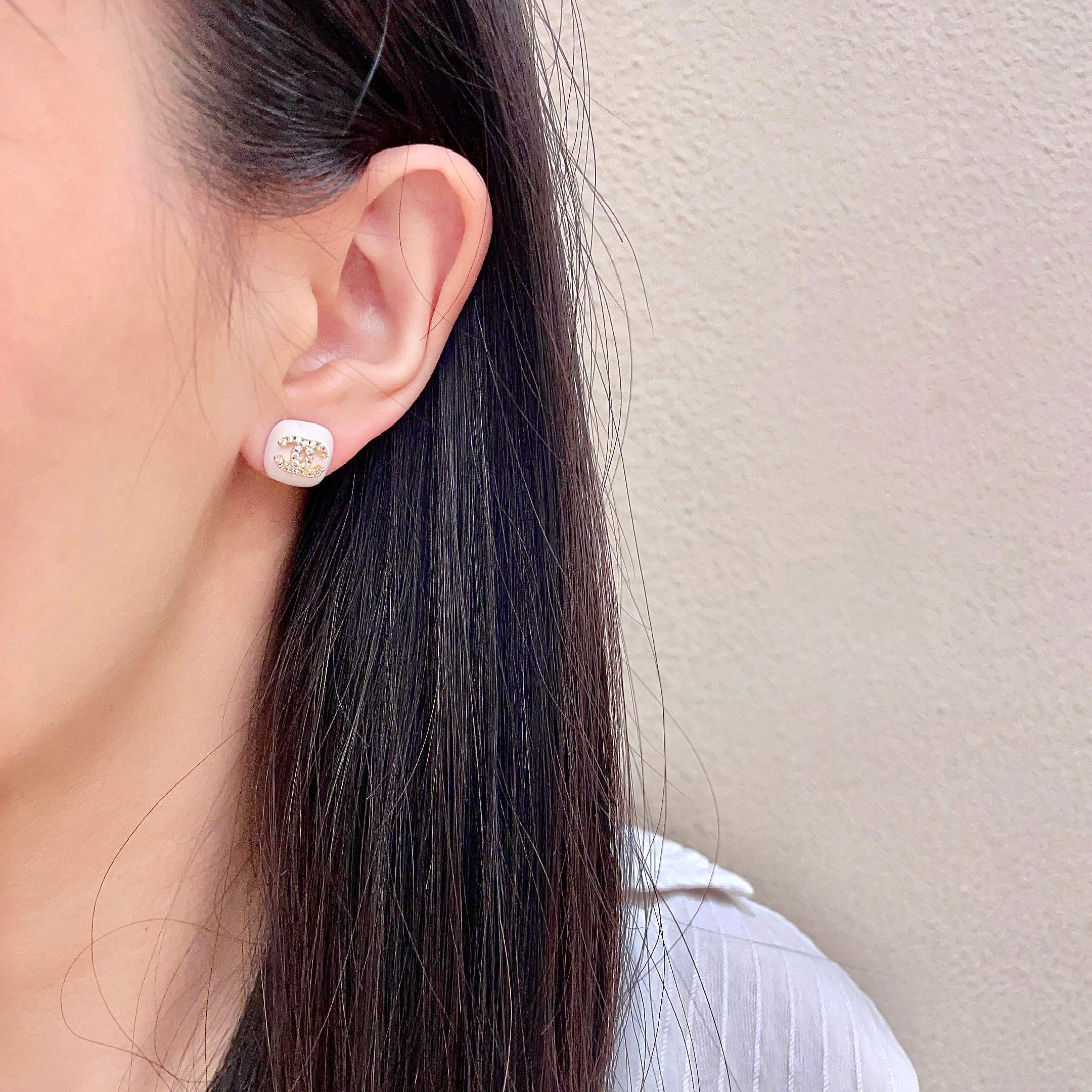 Chanel香奈儿 中古 双C耳钉👀小香家的款式真心无需多介绍😘🎶每一款都超好看，精致大方，非常显气质