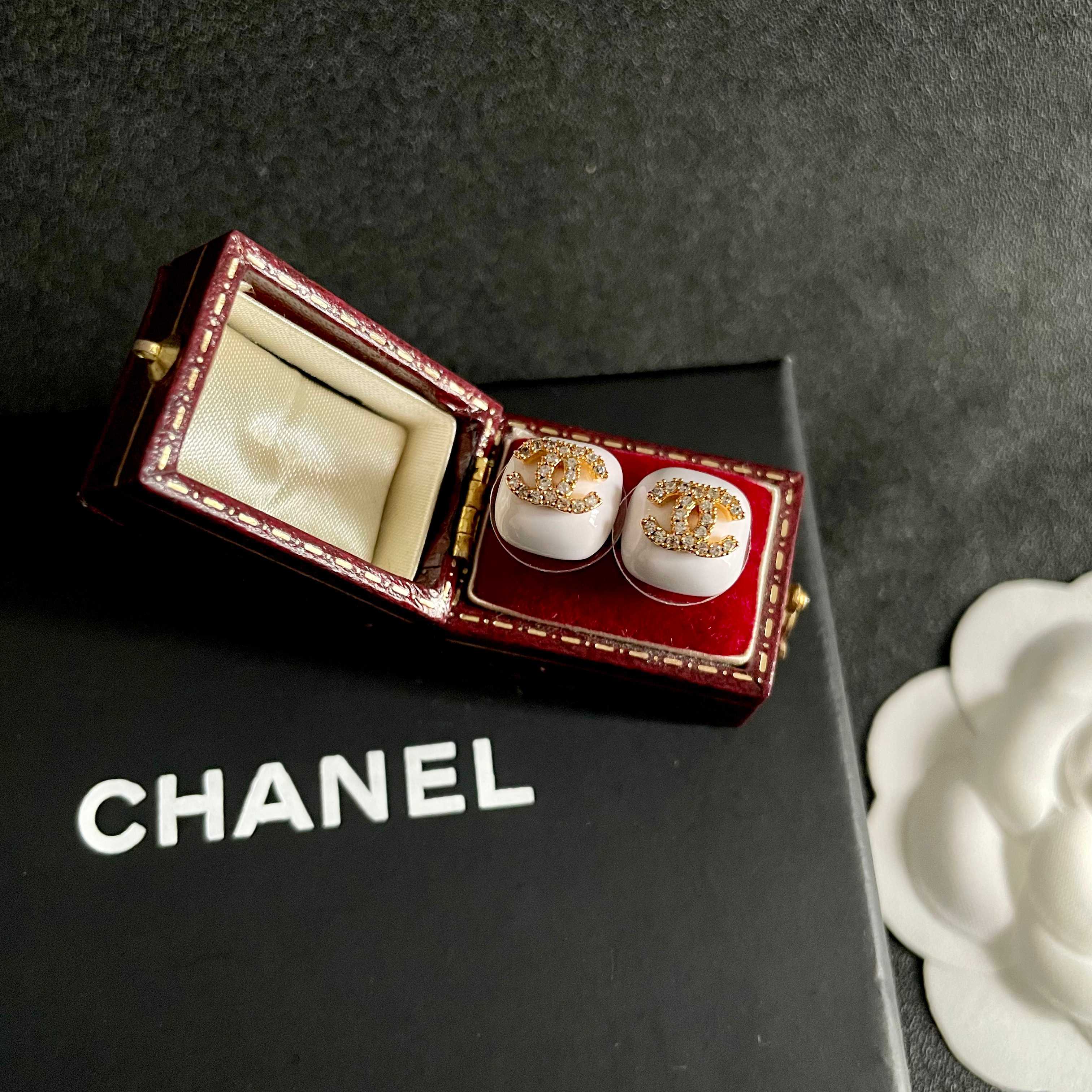 Chanel香奈儿 中古 双C耳钉👀小香家的款式真心无需多介绍😘🎶每一款都超好看，精致大方，非常显气质