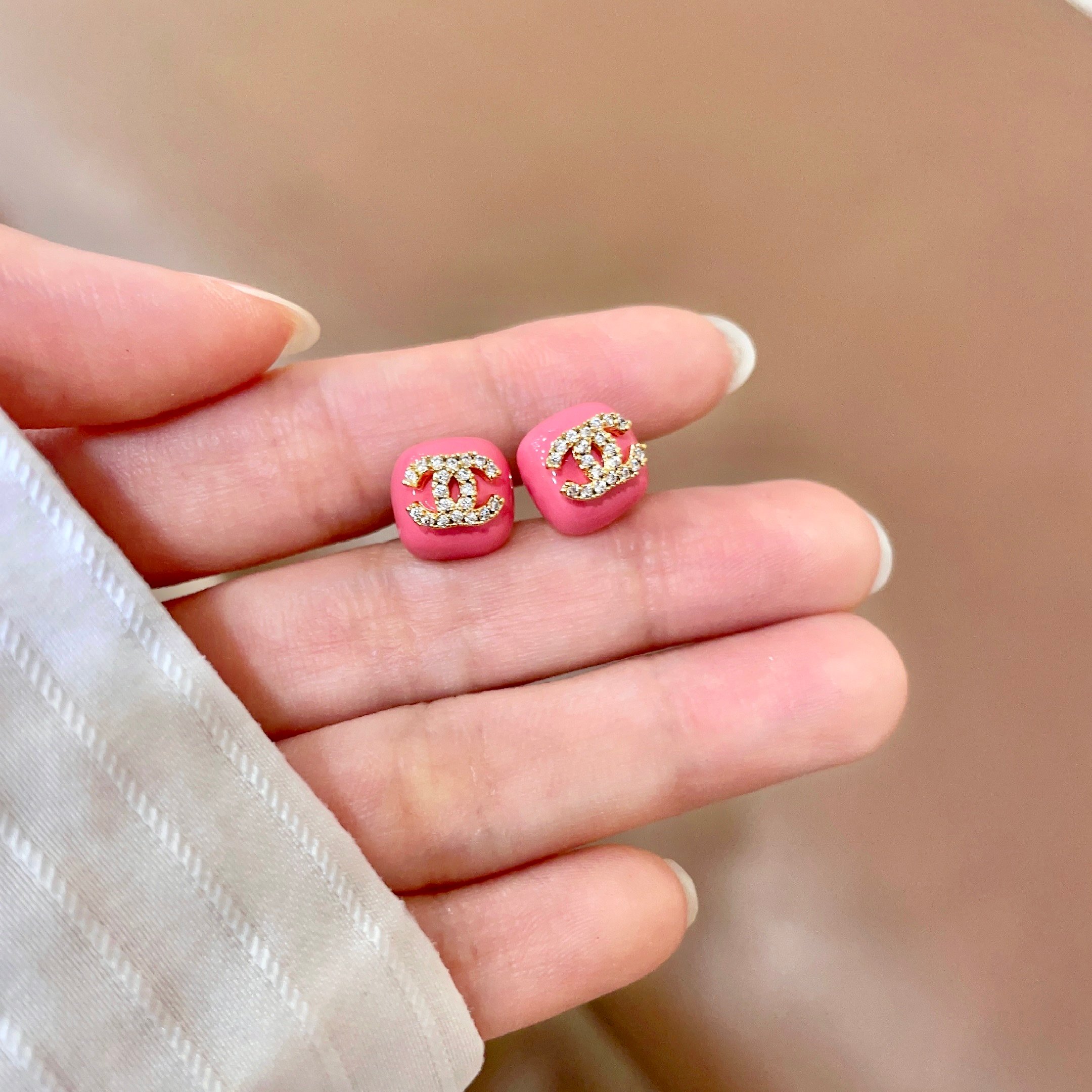 Chanel香奈儿 中古 双C耳钉👀小香家的款式真心无需多介绍😘🎶每一款都超好看，精致大方，非常显气质