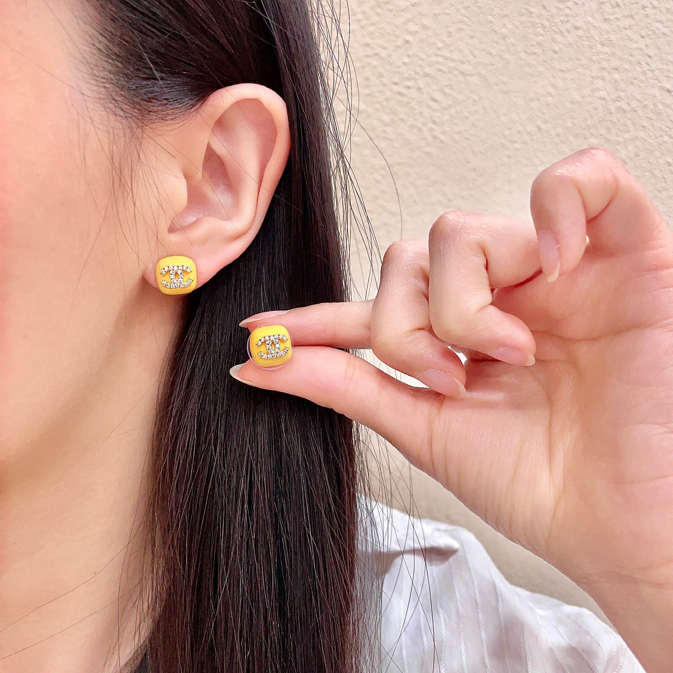 Chanel香奈儿 中古 双C耳钉👀小香家的款式真心无需多介绍😘🎶每一款都超好看，精致大方，非常显气质