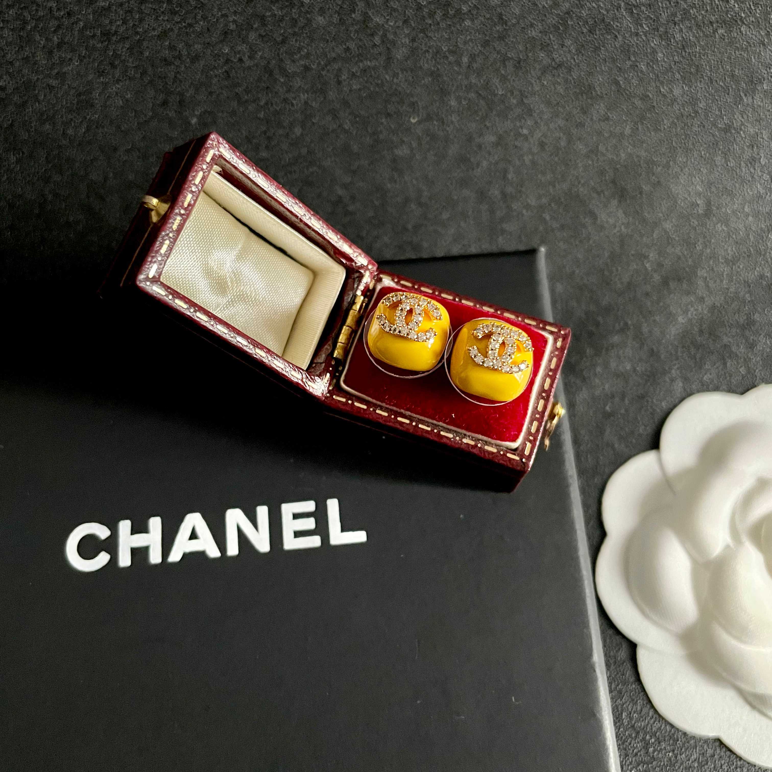 Chanel香奈儿 中古 双C耳钉👀小香家的款式真心无需多介绍😘🎶每一款都超好看，精致大方，非常显气质