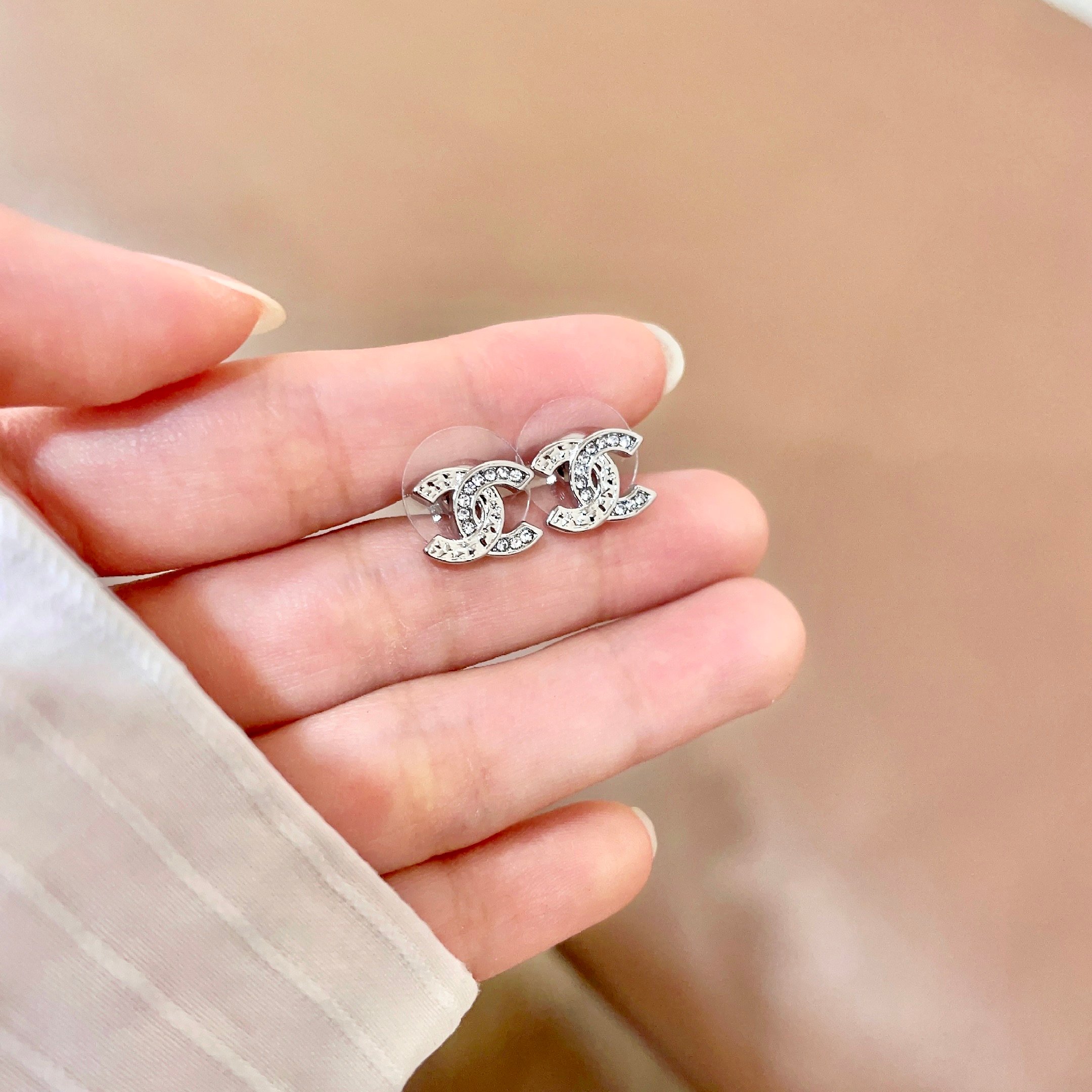 Chanel香奈儿 中古 双C耳钉👀小香家的款式真心无需多介绍😘🎶每一款都超好看，精致大方，非常显气质