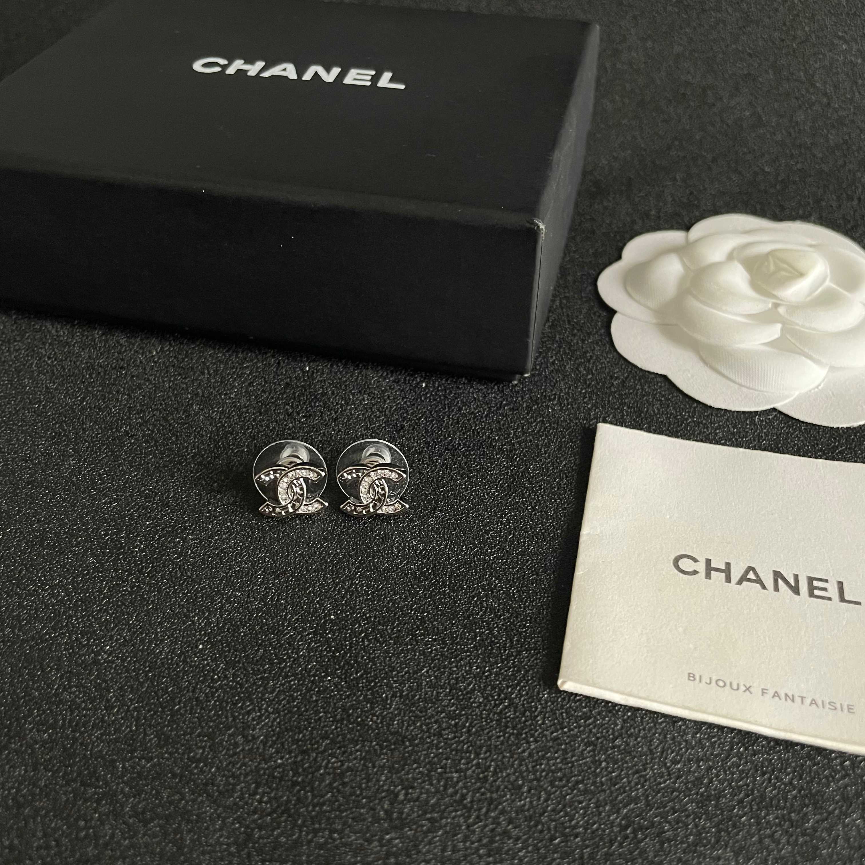 Chanel香奈儿 中古 双C耳钉👀小香家的款式真心无需多介绍😘🎶每一款都超好看，精致大方，非常显气质