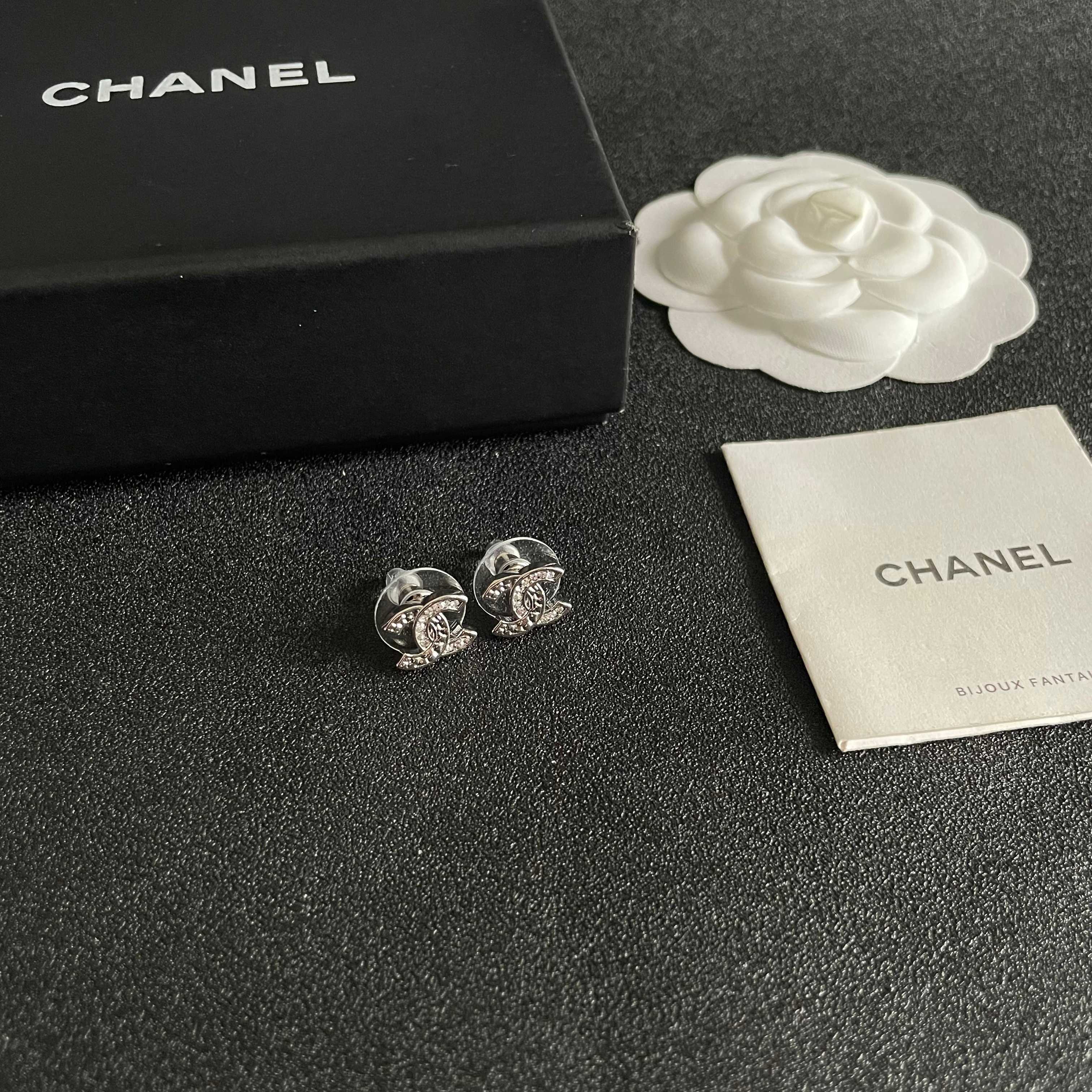 Chanel香奈儿 中古 双C耳钉👀小香家的款式真心无需多介绍😘🎶每一款都超好看，精致大方，非常显气质