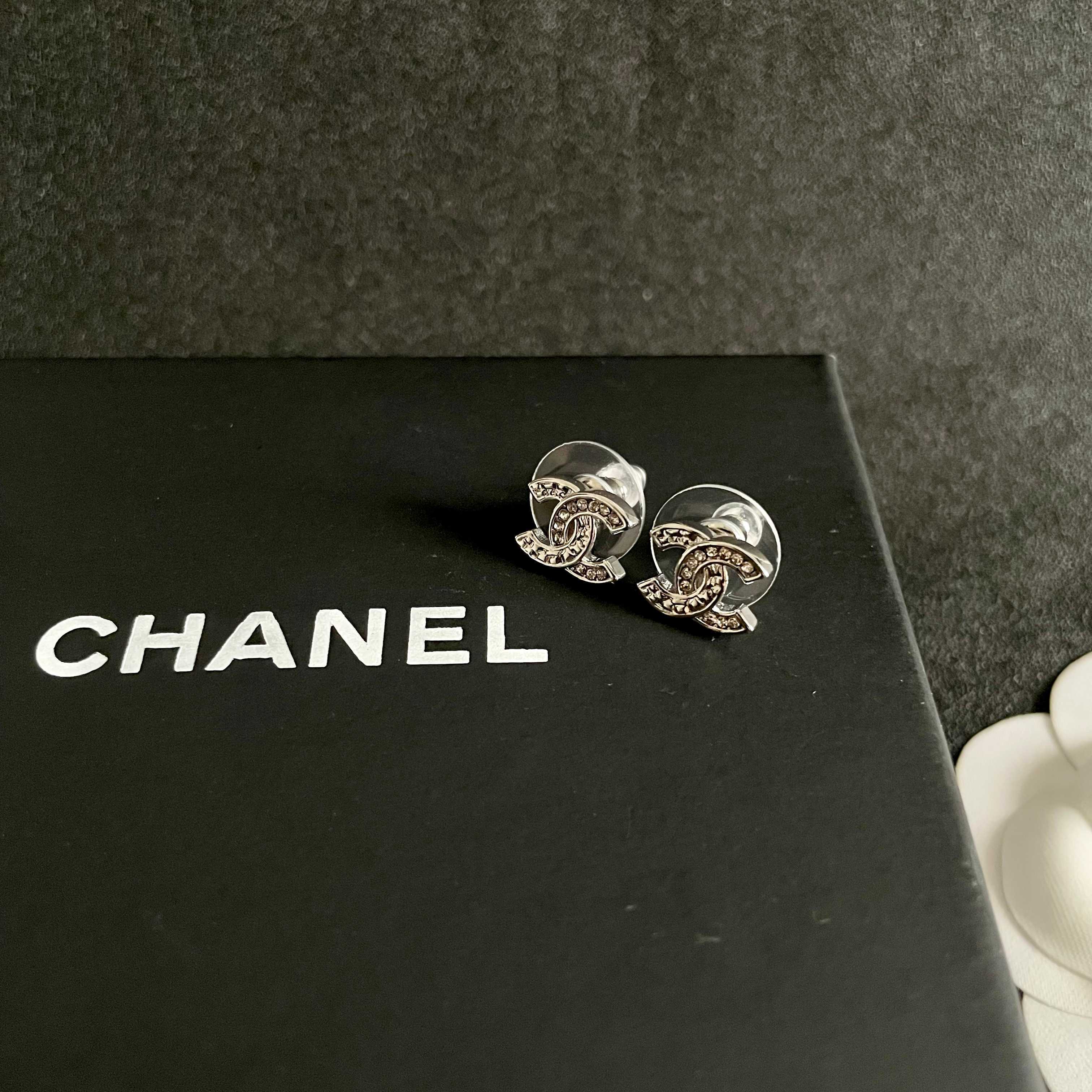 Chanel香奈儿 中古 双C耳钉👀小香家的款式真心无需多介绍😘🎶每一款都超好看，精致大方，非常显气质