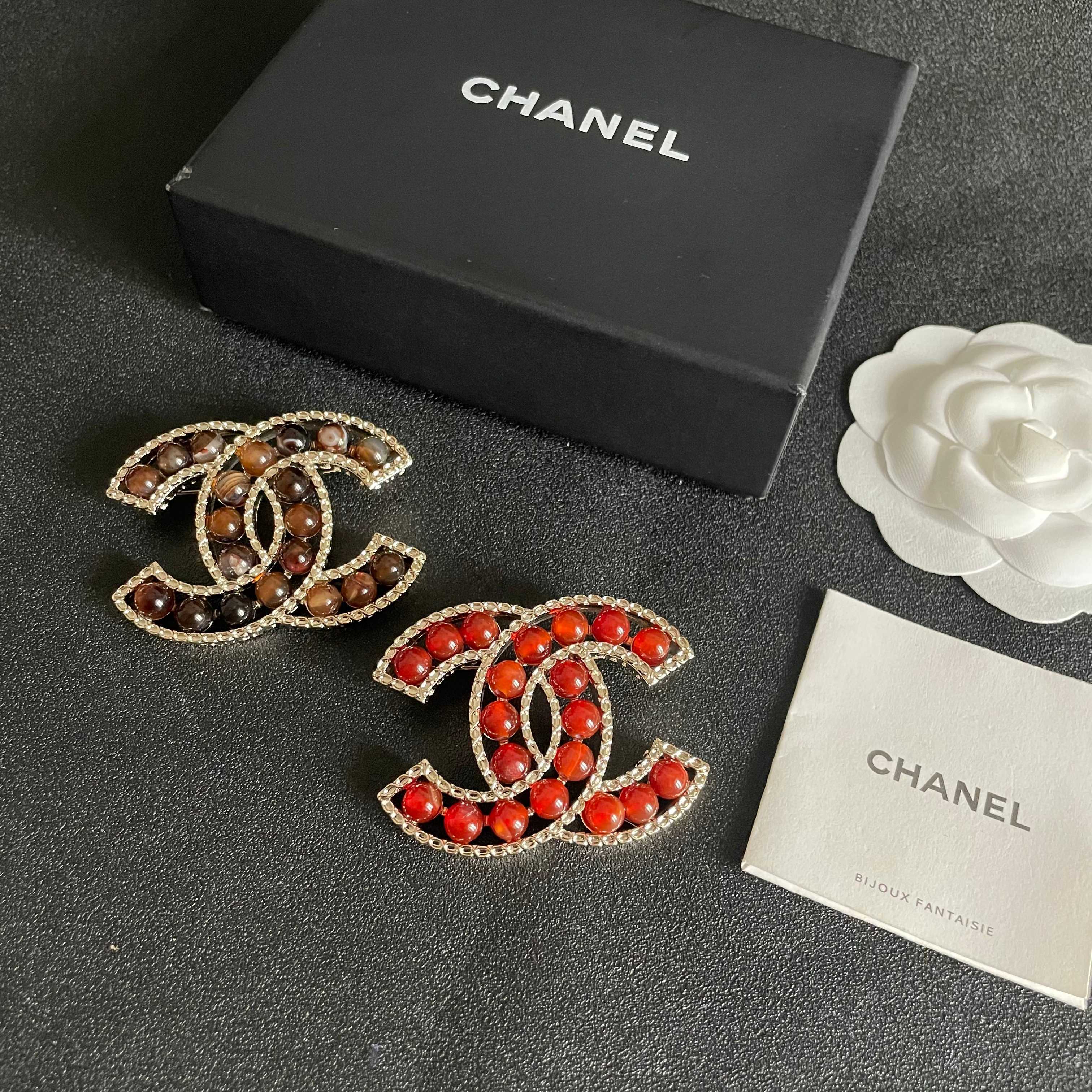 CHANEL小香 专柜最新款同步上新香奈儿最新款胸针 胸针,是最懂女人的饰物。那些倾注了全部心血去做自己 CHANEL小香 专柜最新款同步上新香奈儿最新款胸针 胸针,是最懂女人的饰物。那些倾注了全部心血去做自己
