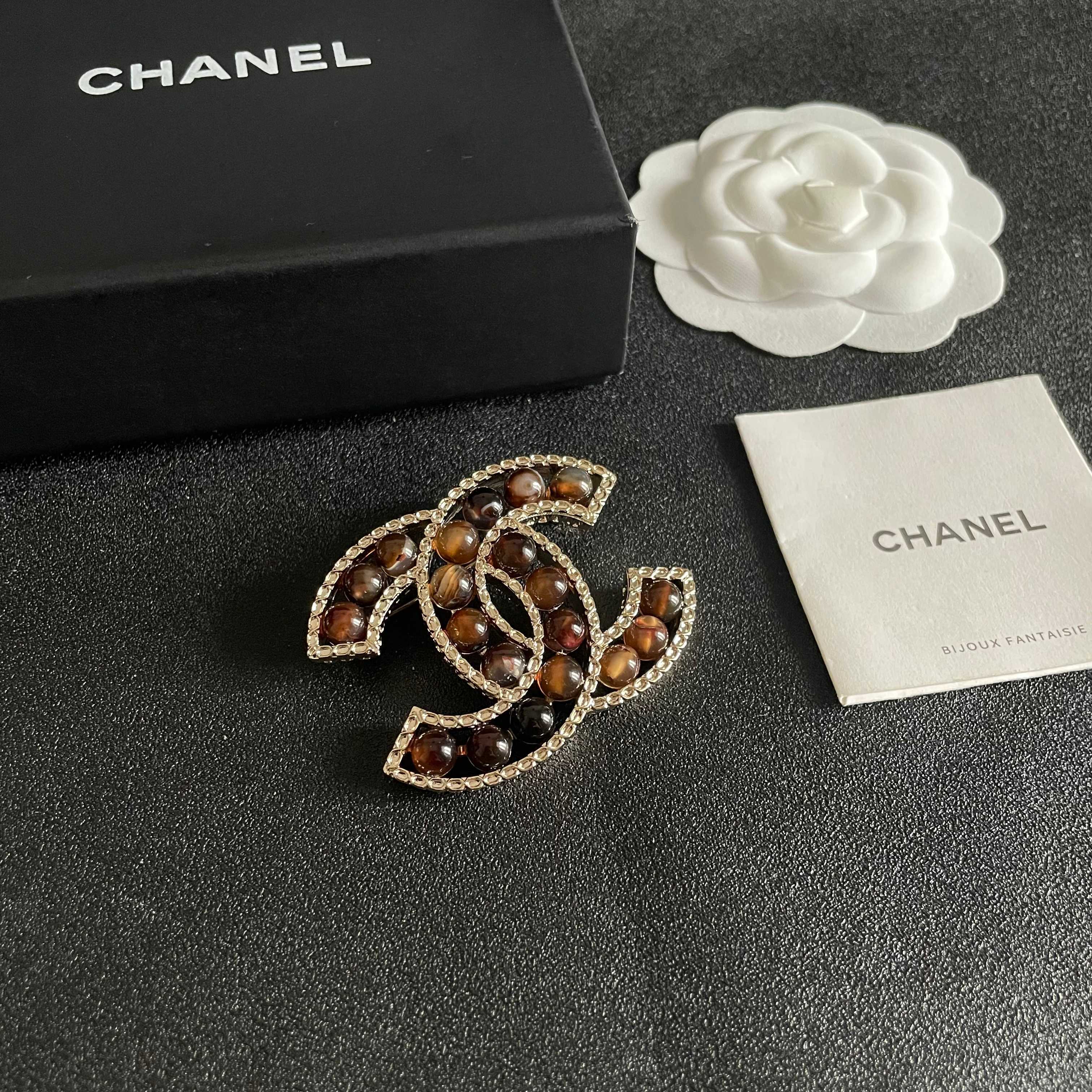 CHANEL小香 专柜最新款同步上新香奈儿最新款胸针 胸针,是最懂女人的饰物。那些倾注了全部心血去做自己 CHANEL小香 专柜最新款同步上新香奈儿最新款胸针 胸针,是最懂女人的饰物。那些倾注了全部心血去做自己