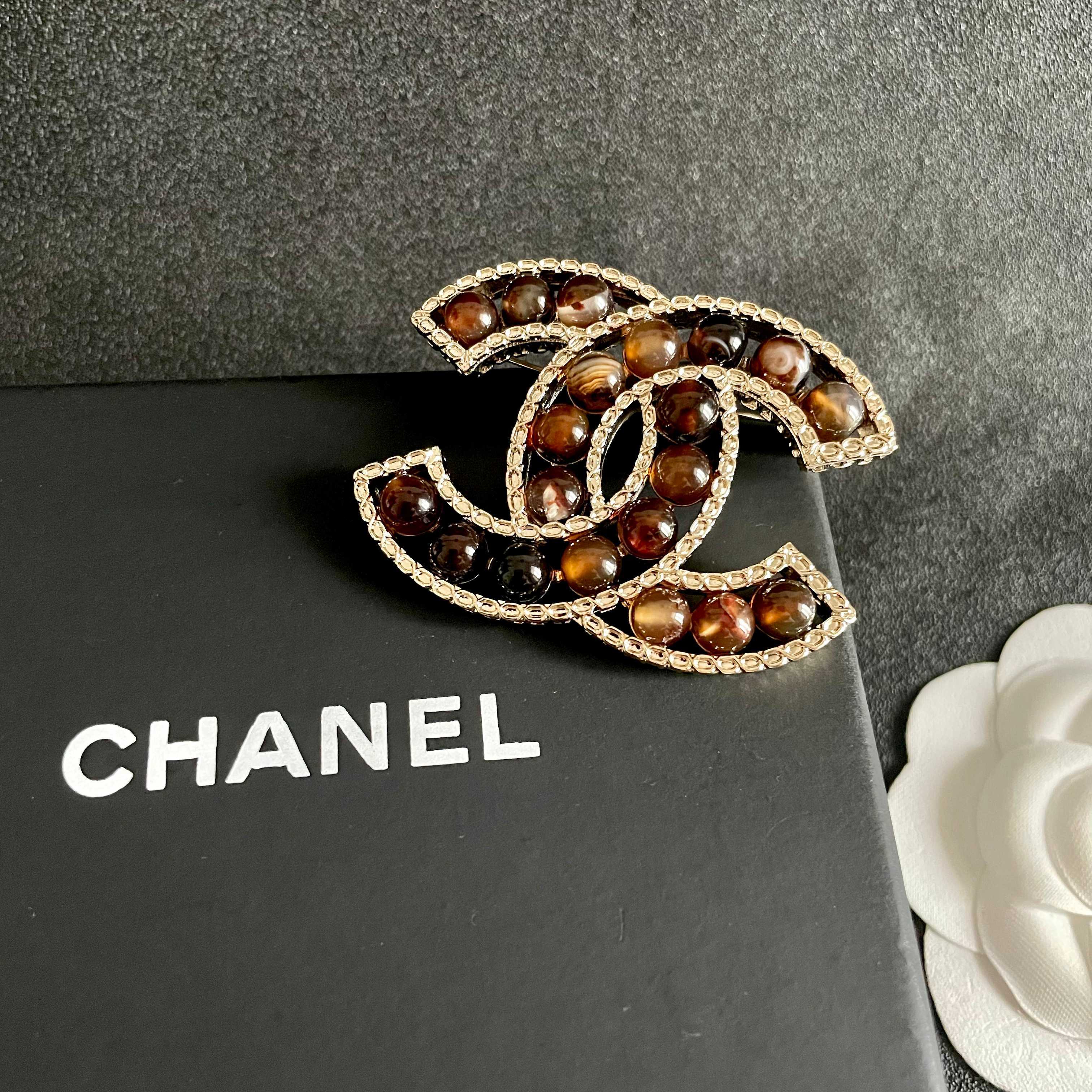 CHANEL小香 专柜最新款同步上新香奈儿最新款胸针 胸针,是最懂女人的饰物。那些倾注了全部心血去做自己 CHANEL小香 专柜最新款同步上新香奈儿最新款胸针 胸针,是最懂女人的饰物。那些倾注了全部心血去做自己