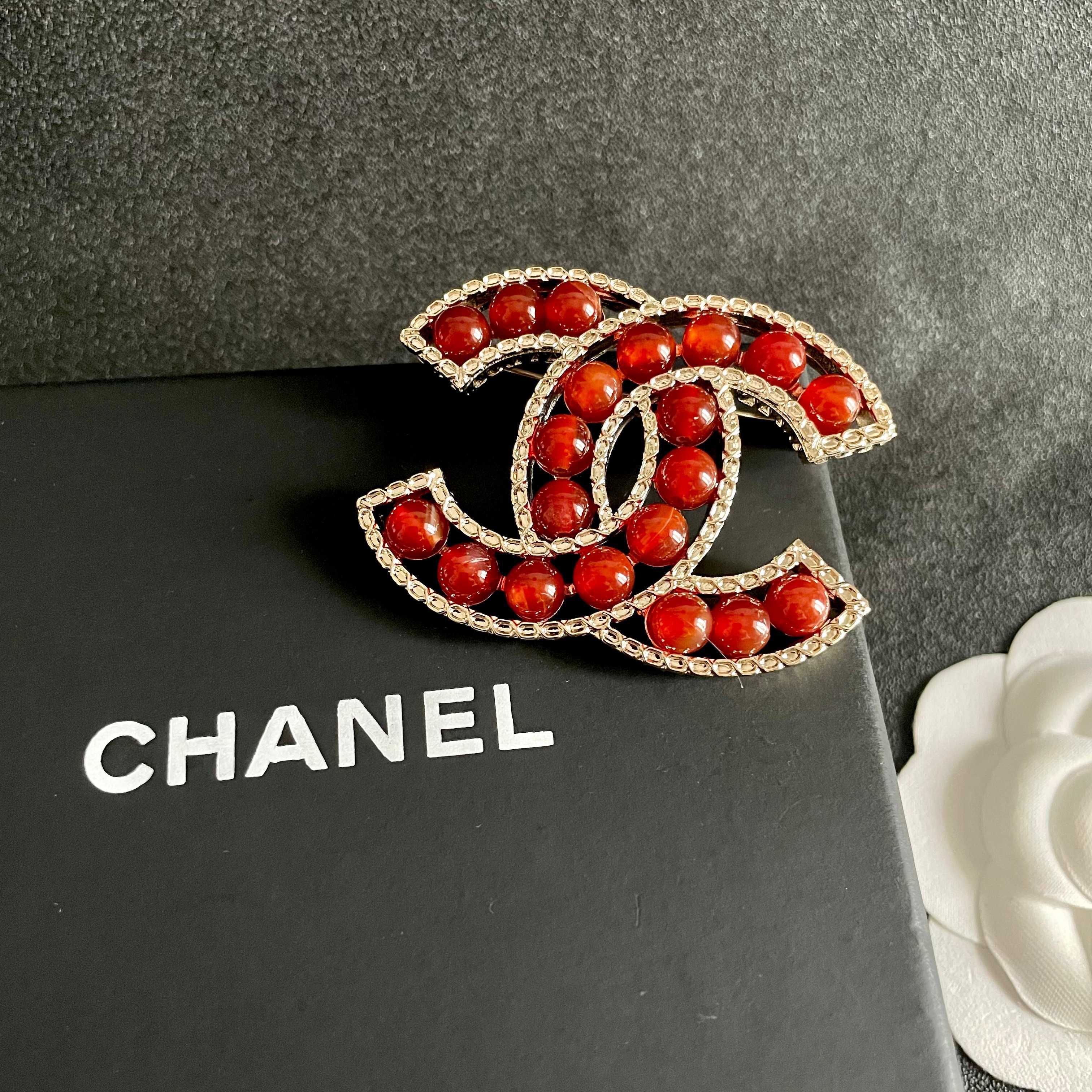 CHANEL小香 专柜最新款同步上新香奈儿最新款胸针 胸针，是最懂女人的饰物。那些倾注了全部心血去做自己