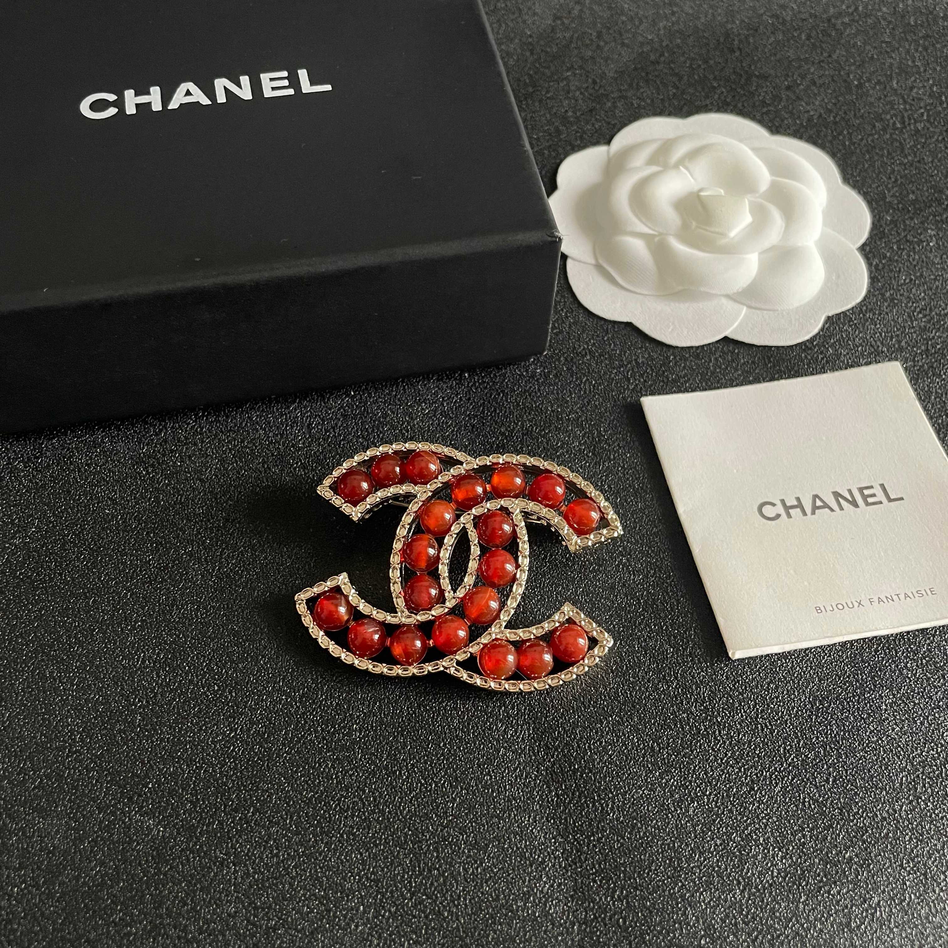 CHANEL小香 专柜最新款同步上新香奈儿最新款胸针 胸针，是最懂女人的饰物。那些倾注了全部心血去做自己