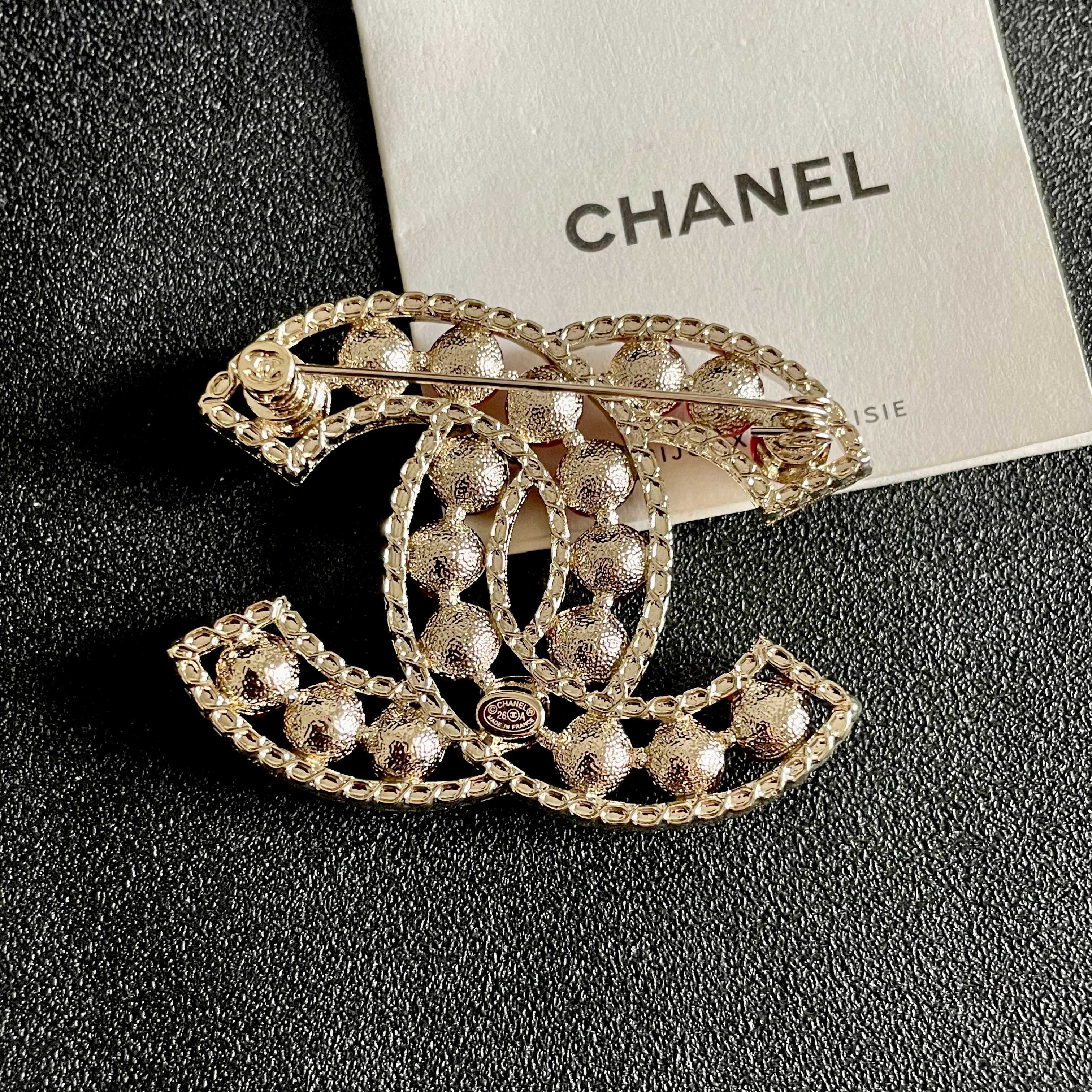 CHANEL小香 专柜最新款同步上新香奈儿最新款胸针 胸针，是最懂女人的饰物。那些倾注了全部心血去做自己