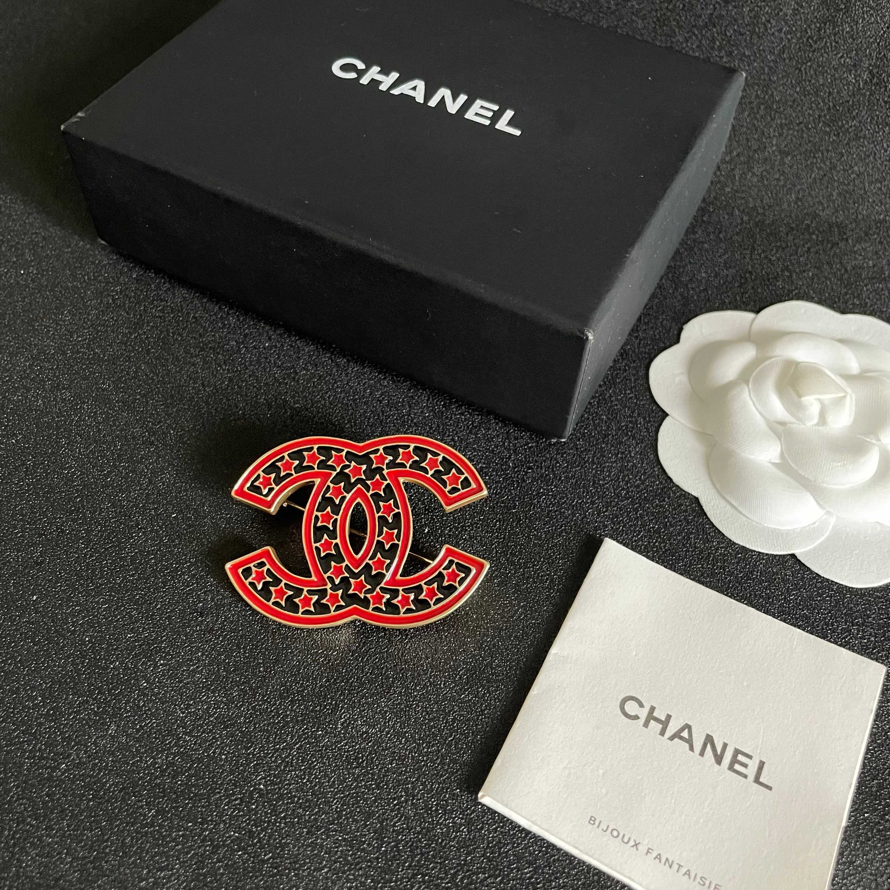 CHANEL小香 专柜最新款同步上新香奈儿最新款胸针 胸针，是最懂女人的饰物。那些倾注了全部心血去做自己