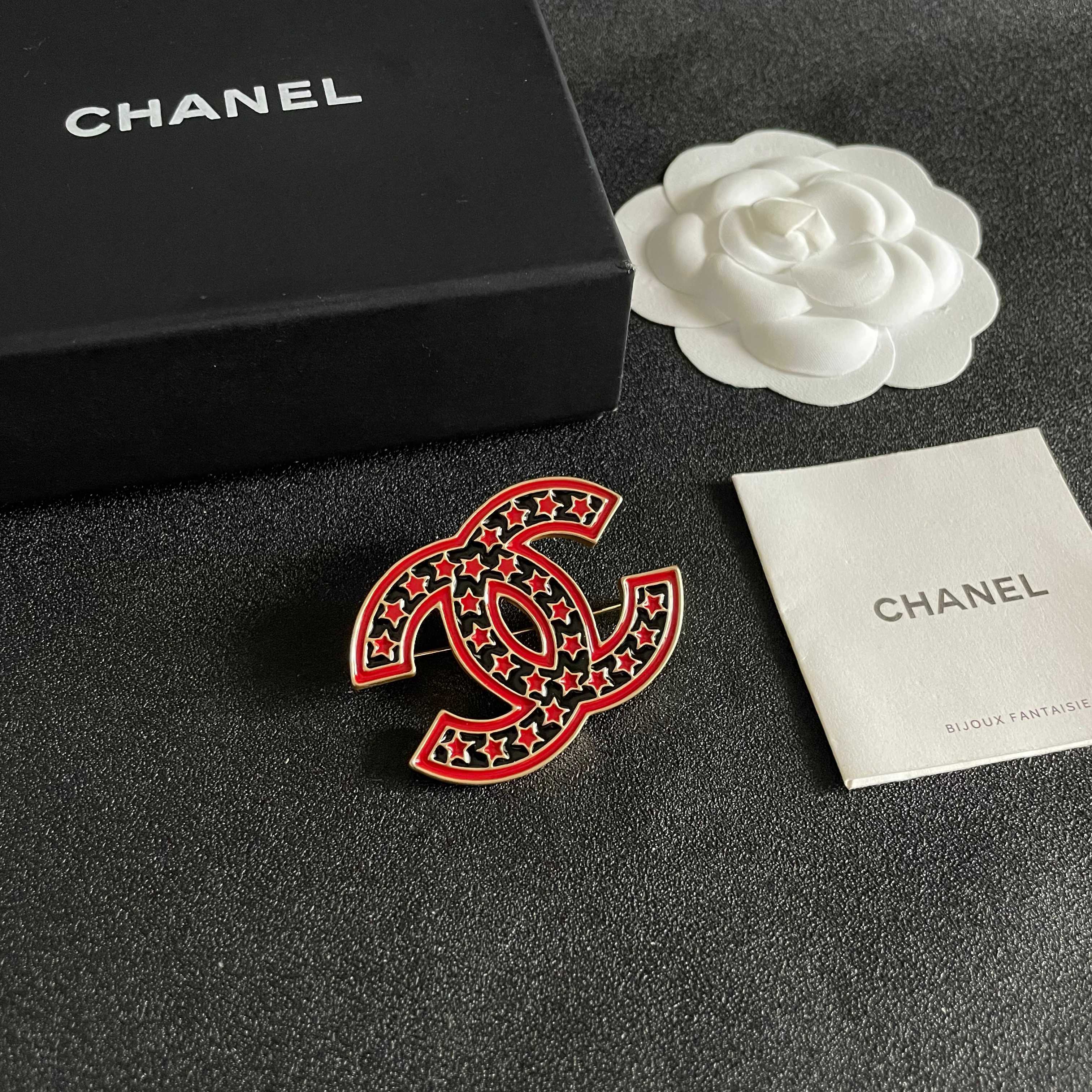 CHANEL小香 专柜最新款同步上新香奈儿最新款胸针 胸针，是最懂女人的饰物。那些倾注了全部心血去做自己