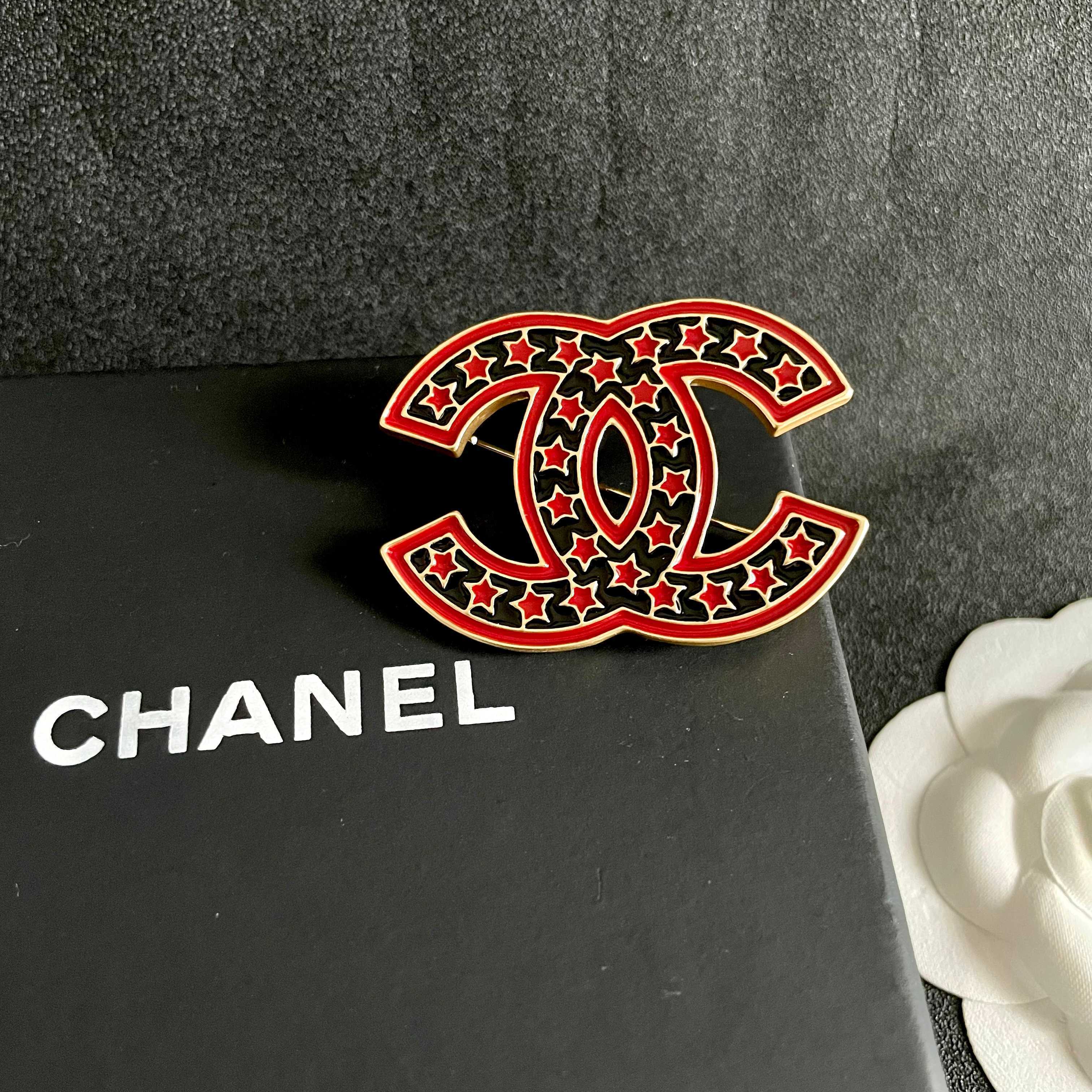 CHANEL小香 专柜最新款同步上新香奈儿最新款胸针 胸针，是最懂女人的饰物。那些倾注了全部心血去做自己