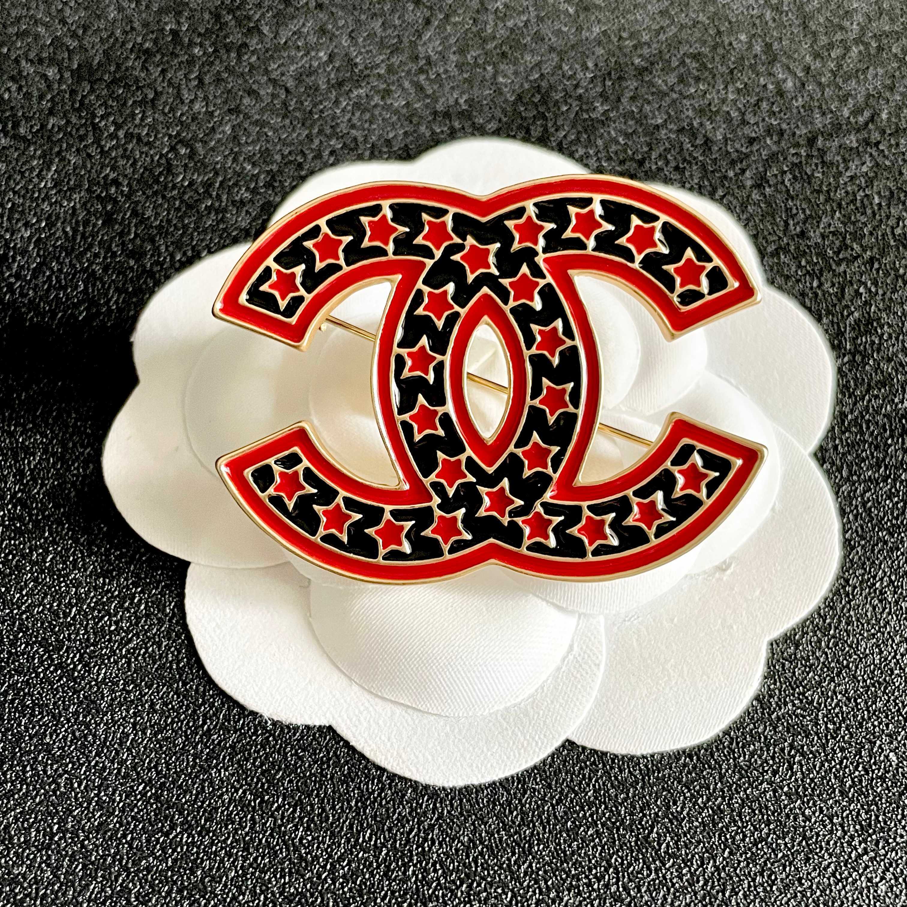 CHANEL小香 专柜最新款同步上新香奈儿最新款胸针 胸针，是最懂女人的饰物。那些倾注了全部心血去做自己