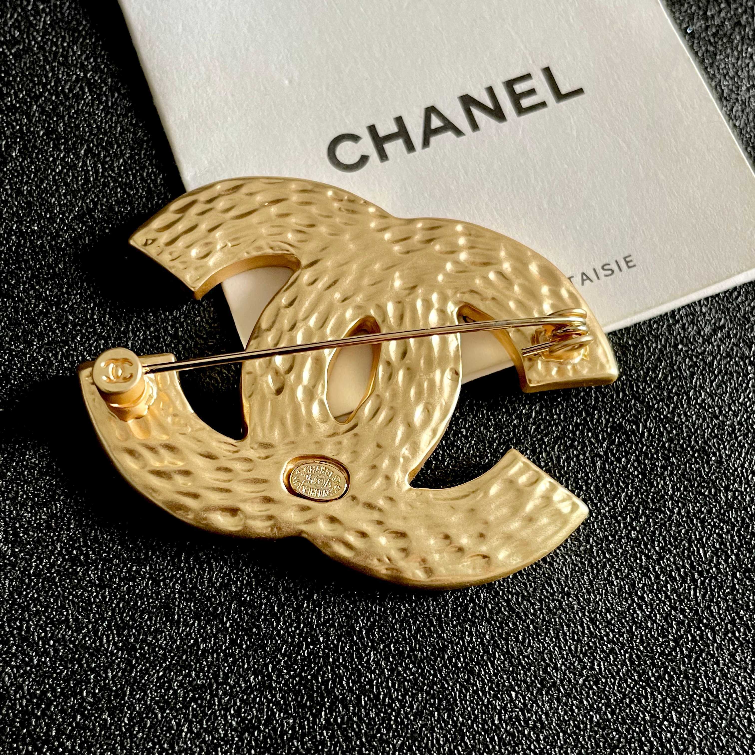 CHANEL小香 专柜最新款同步上新香奈儿最新款胸针 胸针，是最懂女人的饰物。那些倾注了全部心血去做自己